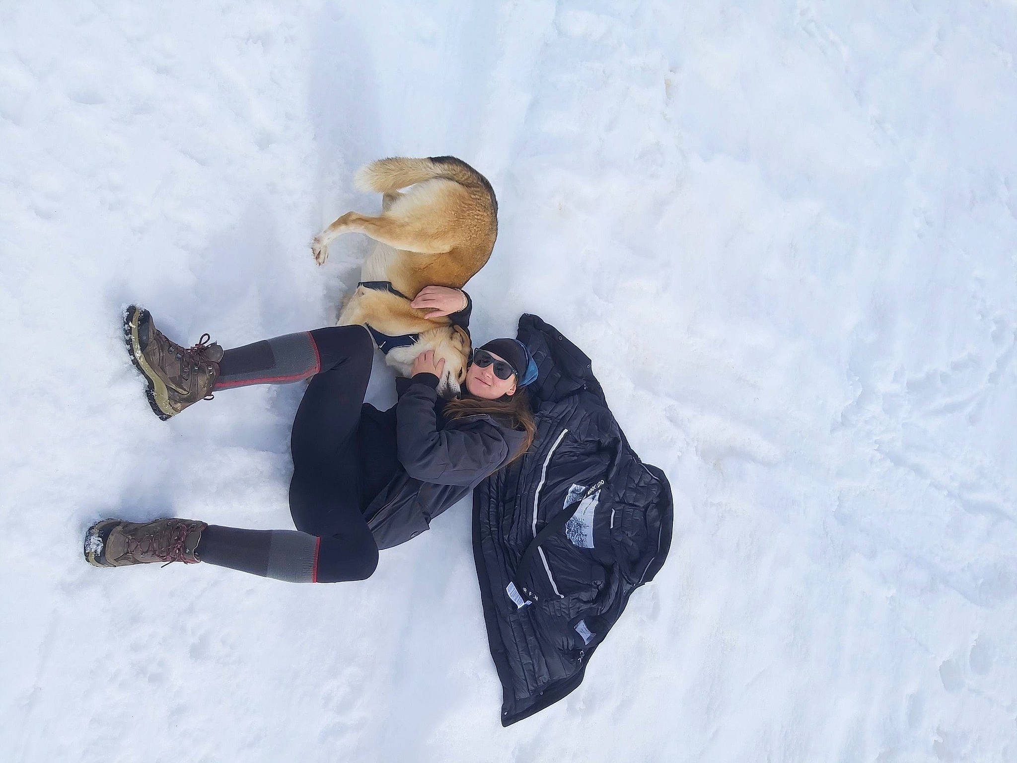 Khéops participe au concours pour gagner de l'argent avec cette photo : adventure, arctic, boot, extreme_sport, freezing, fun, happy, hat, ice_cap, individual_sports, leisure, playing_in_the_snow, recreation, sky, slope, snow, sports, tree, winter, winter_sport