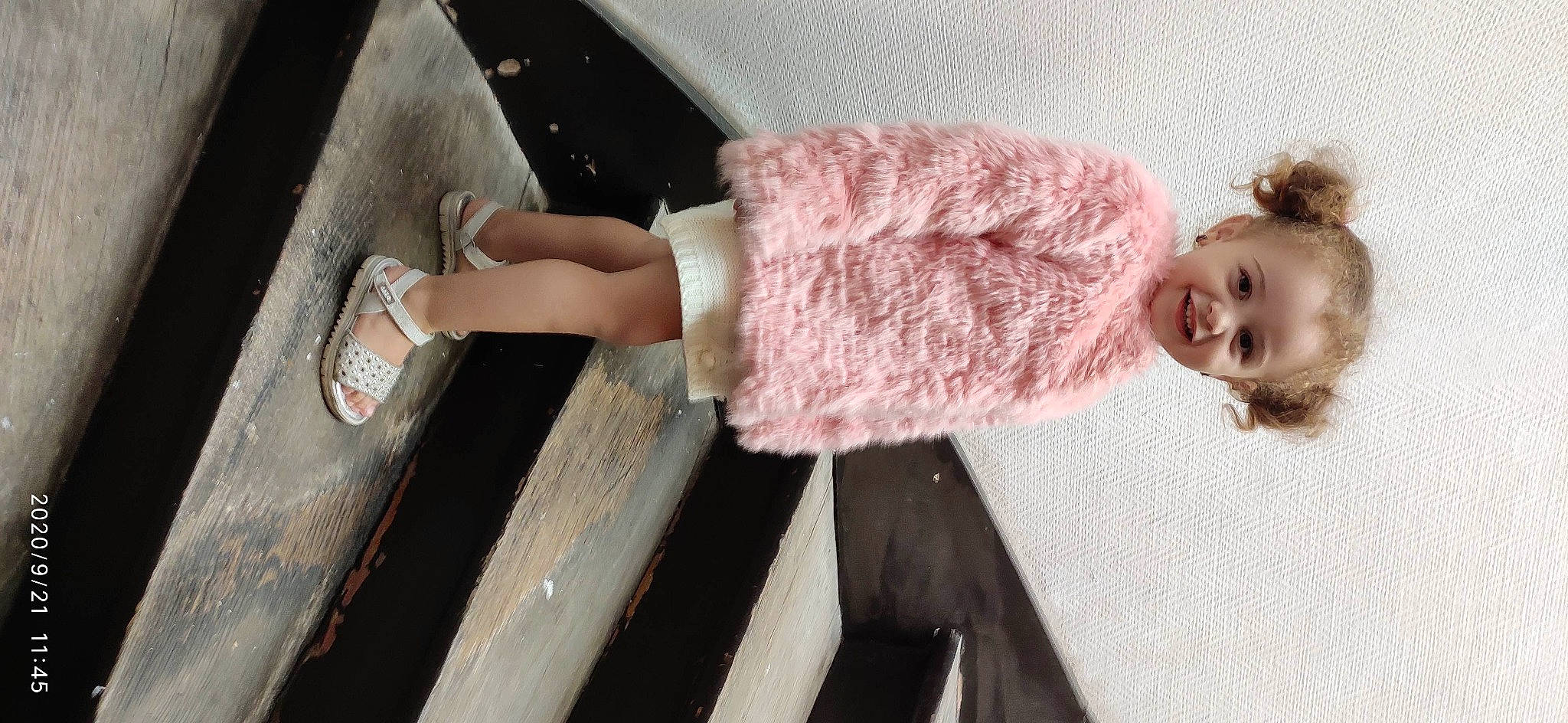 Alicia a rejoint le concours — aidez-le/la à gagner de superbes lots ! baby, baby_toddler_clothing, blond, bracelet, crochet, joy, knitting, nail, person, pink, street_fashion, sweater, thread, wool, woolen, wrist
