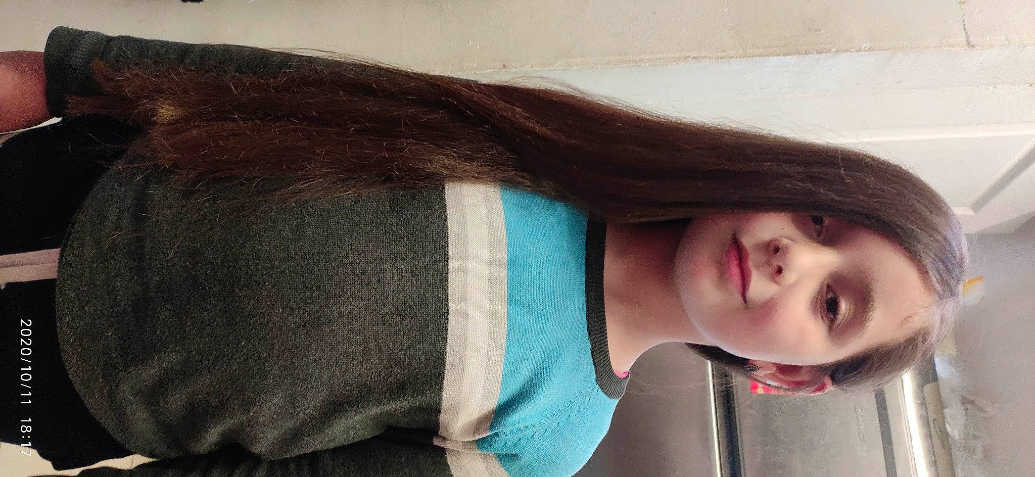 Nihal participe au concours pour gagner de l'argent avec cette photo : arm, bangs, brown_hair, dress, elbow, electric_blue, eyelash, fashion_accessory, grey, happy, human_body, human_leg, long_hair, neck, outerwear, person, shoulder, sleeve, smile, street_fashion