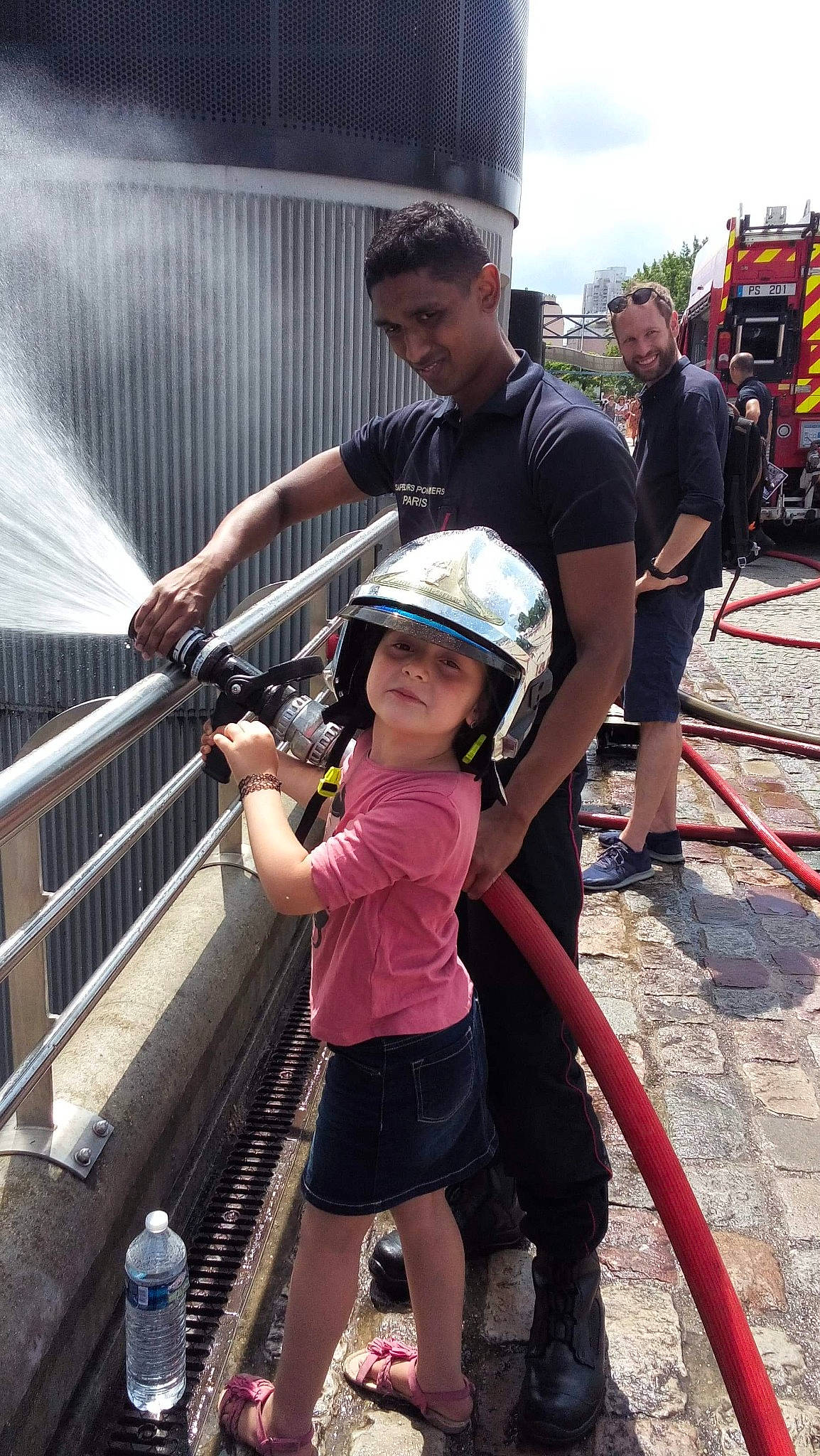 Nihal participe au concours pour gagner de l'argent avec cette photo : baseball_cap, child, eyewear, fence, fun, headwear, helmet, joy, leisure, person, personal_protective_equipment, photograph, recreation, shorts, sky, snapshot, sneakers, t_shirt, tire, toddler