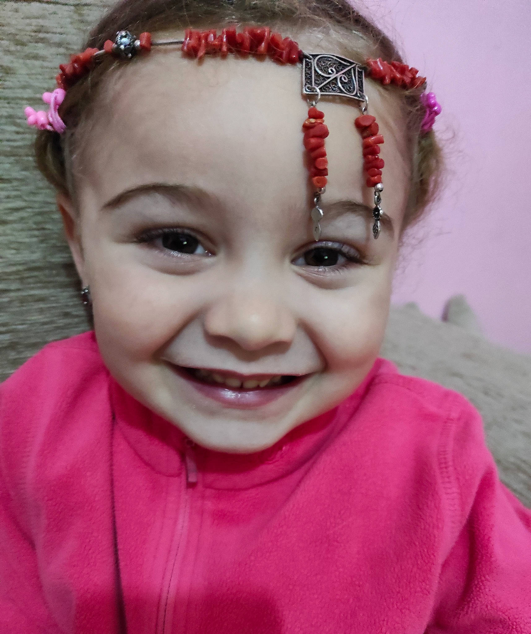 Alicia participe au concours pour gagner de l'argent avec cette photo : cheek, eye, eyebrow, eyelash, face, forehead, hair_accessory, happy, headband, headgear, iris, jewellery, joy, lip, magenta, neck, nose, person, pink, skin