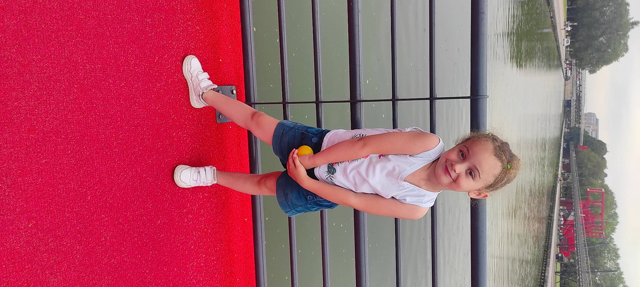 Alicia a rejoint le concours — aidez-le/la à gagner de superbes lots ! baby_toddler_clothing, dress, elbow, foot, happy, human_leg, joy, knee, leg, line, person, pink, plant, sandal, shoe, shorts, smile, sock, thigh, toddler