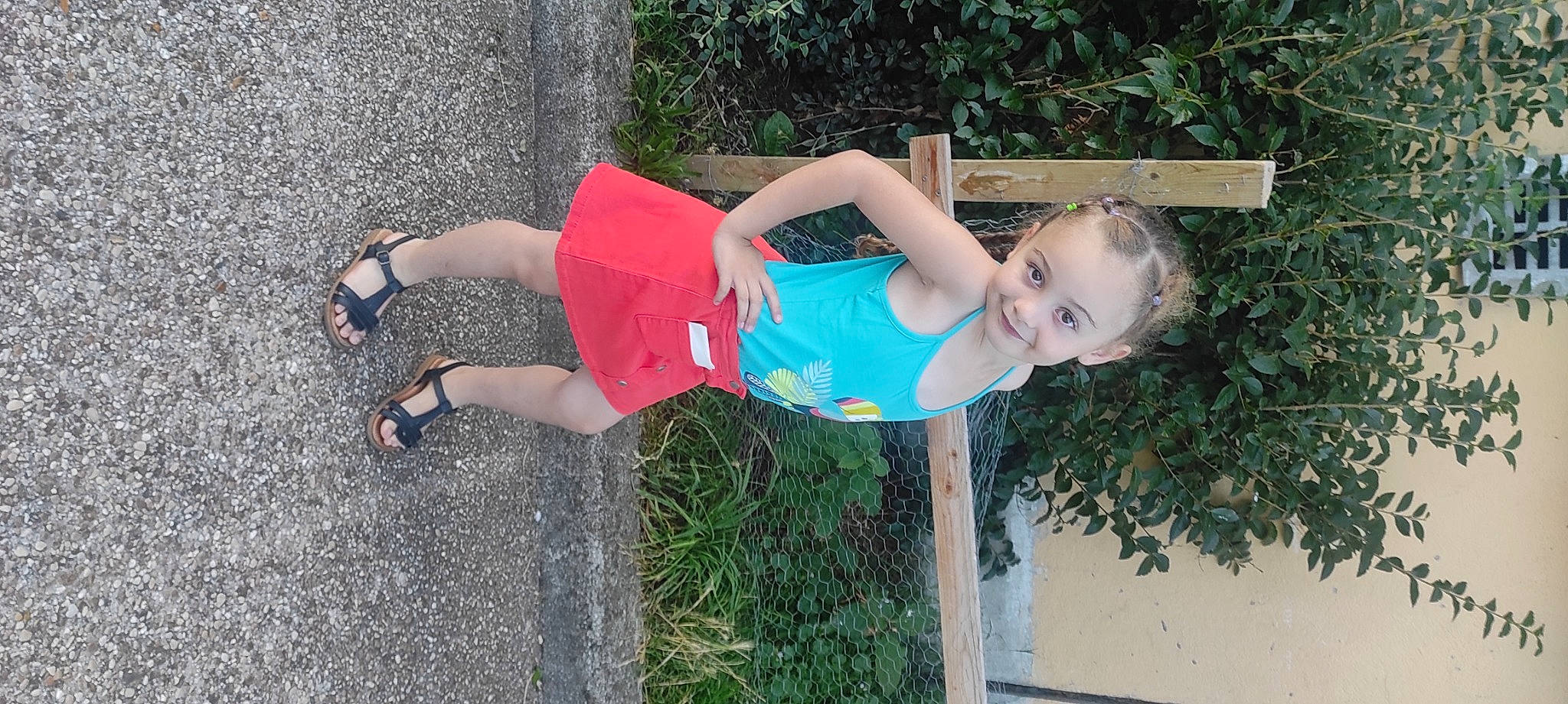 Alicia a rejoint le concours — aidez-le/la à gagner de superbes lots ! child, electric_blue, fun, grass, happy, human_leg, joy, knee, leg, leisure, magenta, people_in_nature, person, plant, recreation, shorts, smile, t_shirt, thigh, toddler