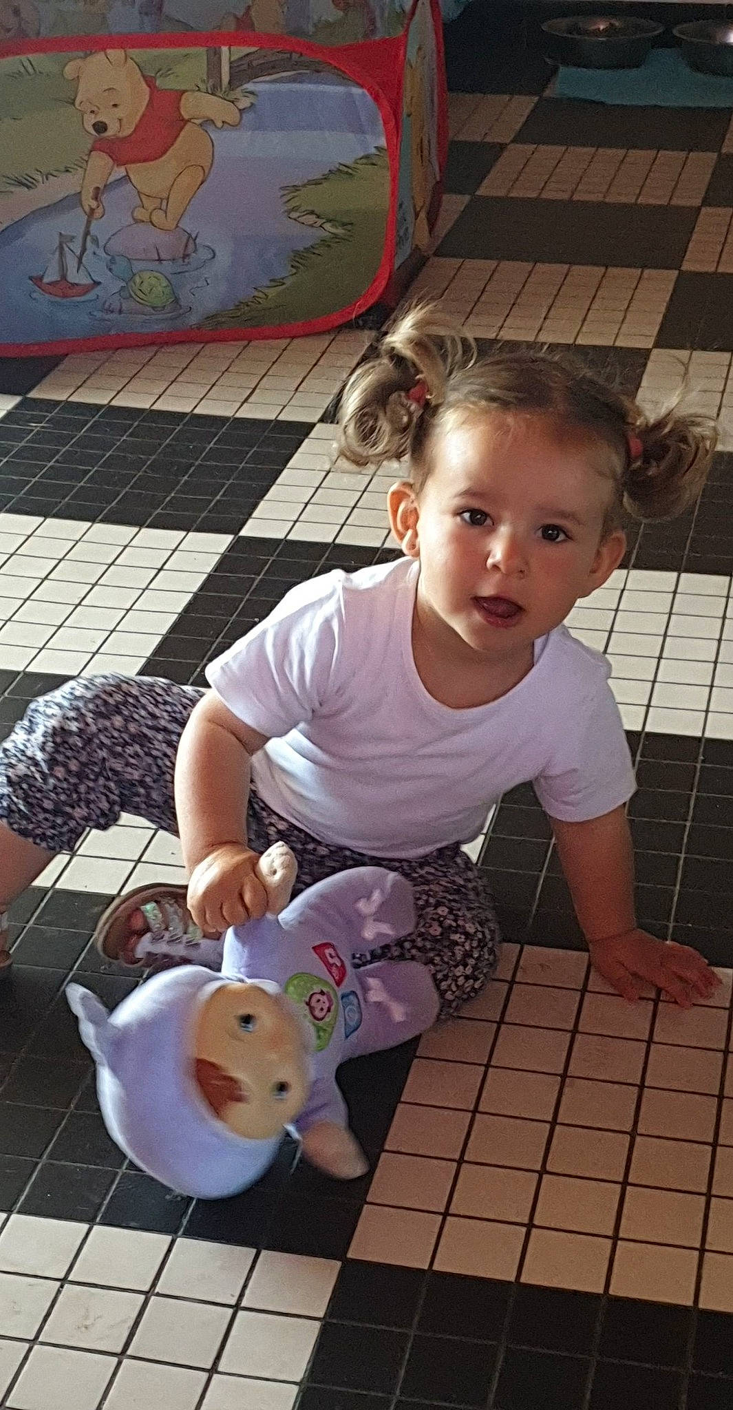 Laïana a rejoint le concours — aidez-le/la à gagner de superbes lots ! baby, baby_toddler_clothing, child, flooring, foot, fun, happy, human_leg, leisure, mammal, pattern, person, photograph, play, recreation, sandal, sitting, t_shirt, toddler, toy