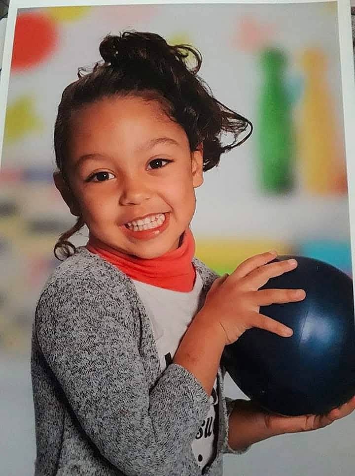 Anissa a rejoint le concours — aidez-le/la à gagner de superbes lots ! ball, ball_game, child, clothing, flash_photography, football, fun, gesture, hair, handball_player, happy, joy, leisure, person, player, playing_sports, skin, smile, sports, sports_equipment