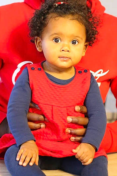 Nora a rejoint le concours — aidez-le/la à gagner de superbes lots ! arm, baby_toddler_clothing, black, cheek, chin, eye, eyebrow, facial_expression, hairstyle, happy, head, human, human_body, iris, lip, nose, organ, person, skin, sleeve