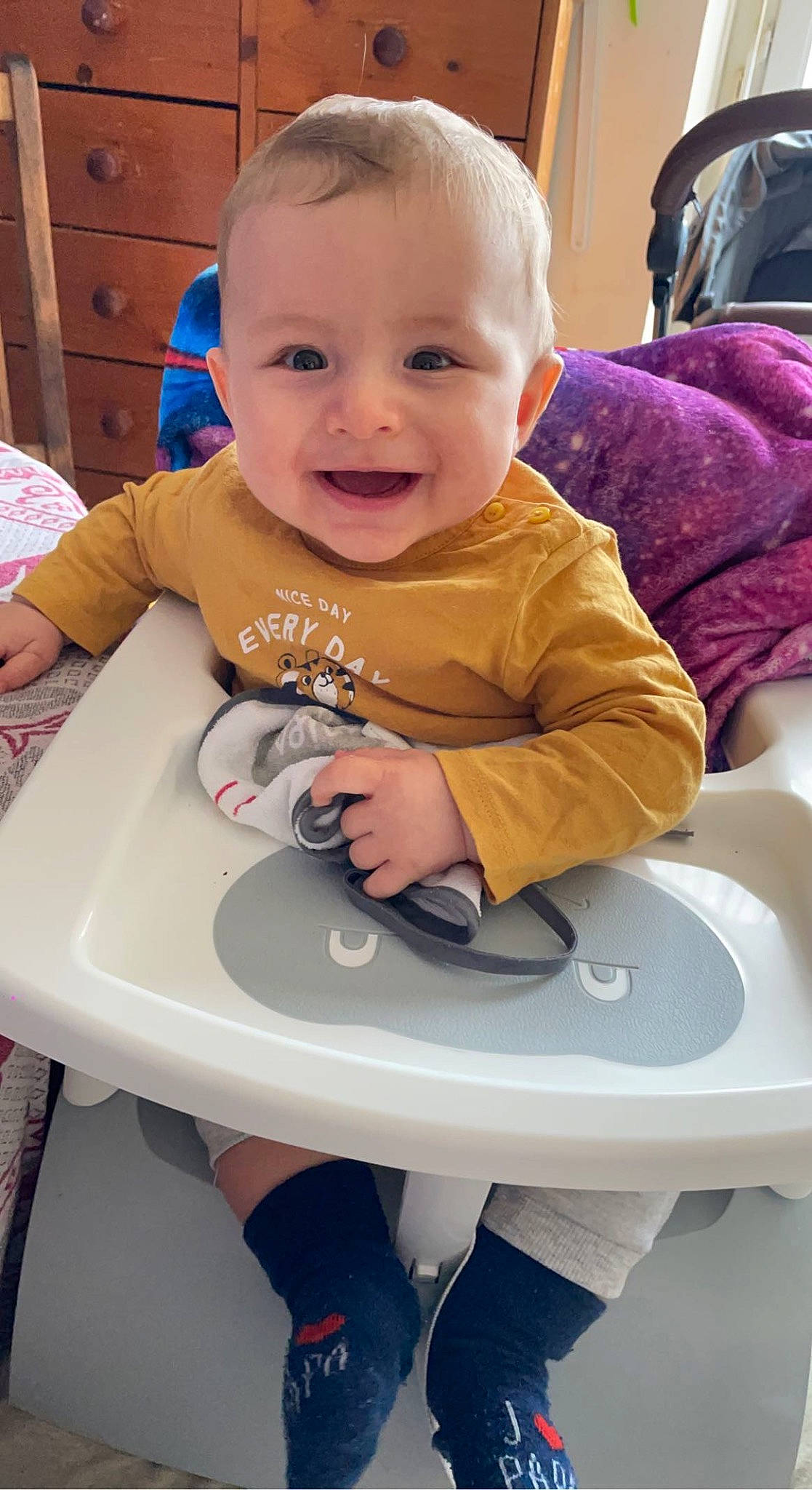 Ylann a rejoint le concours — aidez-le/la à gagner de superbes lots ! baby, baby_products, baby_safety, baby_toddler_clothing, chair, cheek, child, comfort, fun, happy, joy, person, play, product, room, sitting, skin, sleeve, smile, t_shirt