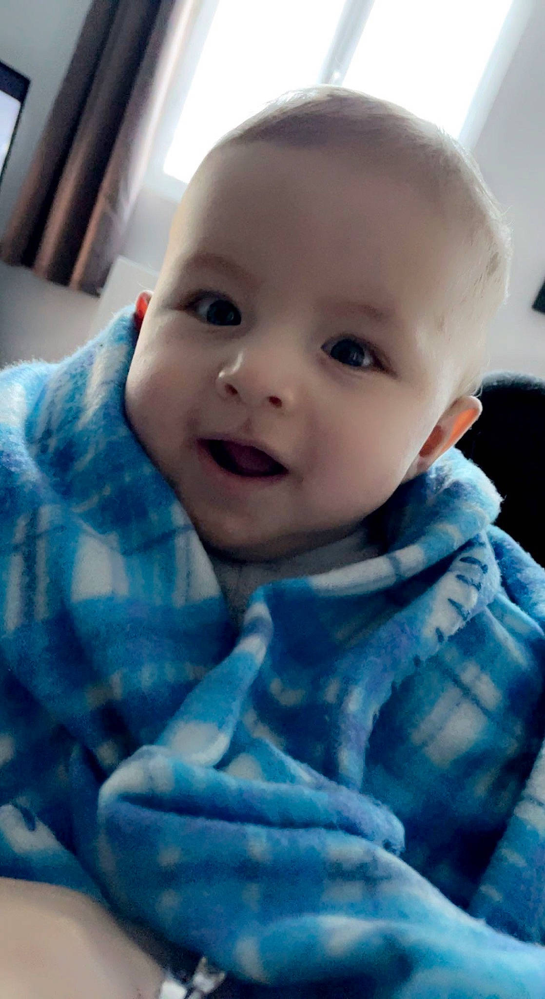 Ylann a rejoint le concours — aidez-le/la à gagner de superbes lots ! baby, baby_toddler_clothing, cheek, child, comfort, electric_blue, eyelash, fun, happy, iris, laugh, pattern, person, sitting, skin, sleeve, smile, thumb, toddler