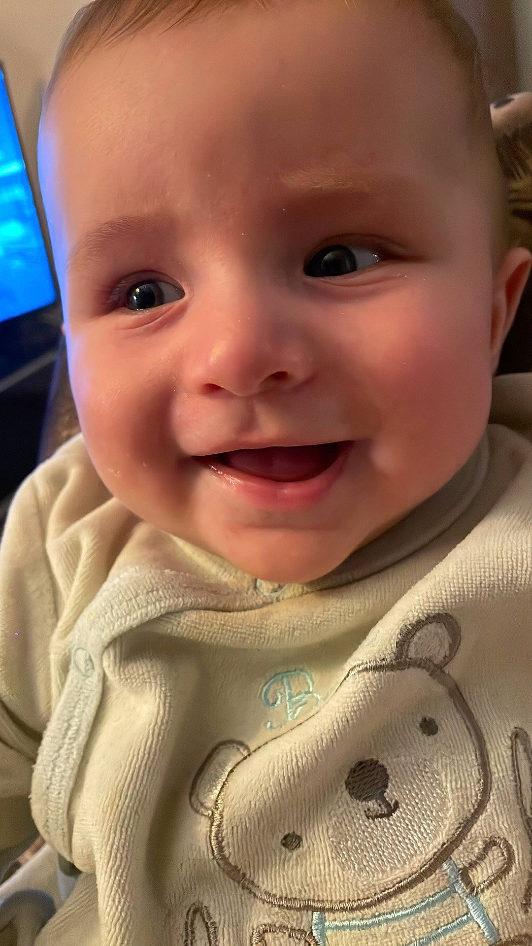 Ylann a rejoint le concours — aidez-le/la à gagner de superbes lots ! baby, baby_toddler_clothing, cheek, child, chin, eye, eyebrow, eyelash, face, forehead, happy, iris, joy, lip, mouth, nose, person, skin, sleeve, smile