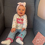 Danyela participe au concours pour gagner de l'argent avec cette photo : baby, child, smiling, headband, pink_bow, jeans, floral_top, sitting, gray_chair, milestone_card, happy, cute, indoor, portrait, young_child, sock, comfortable, headwear, small_person, casual_clothing