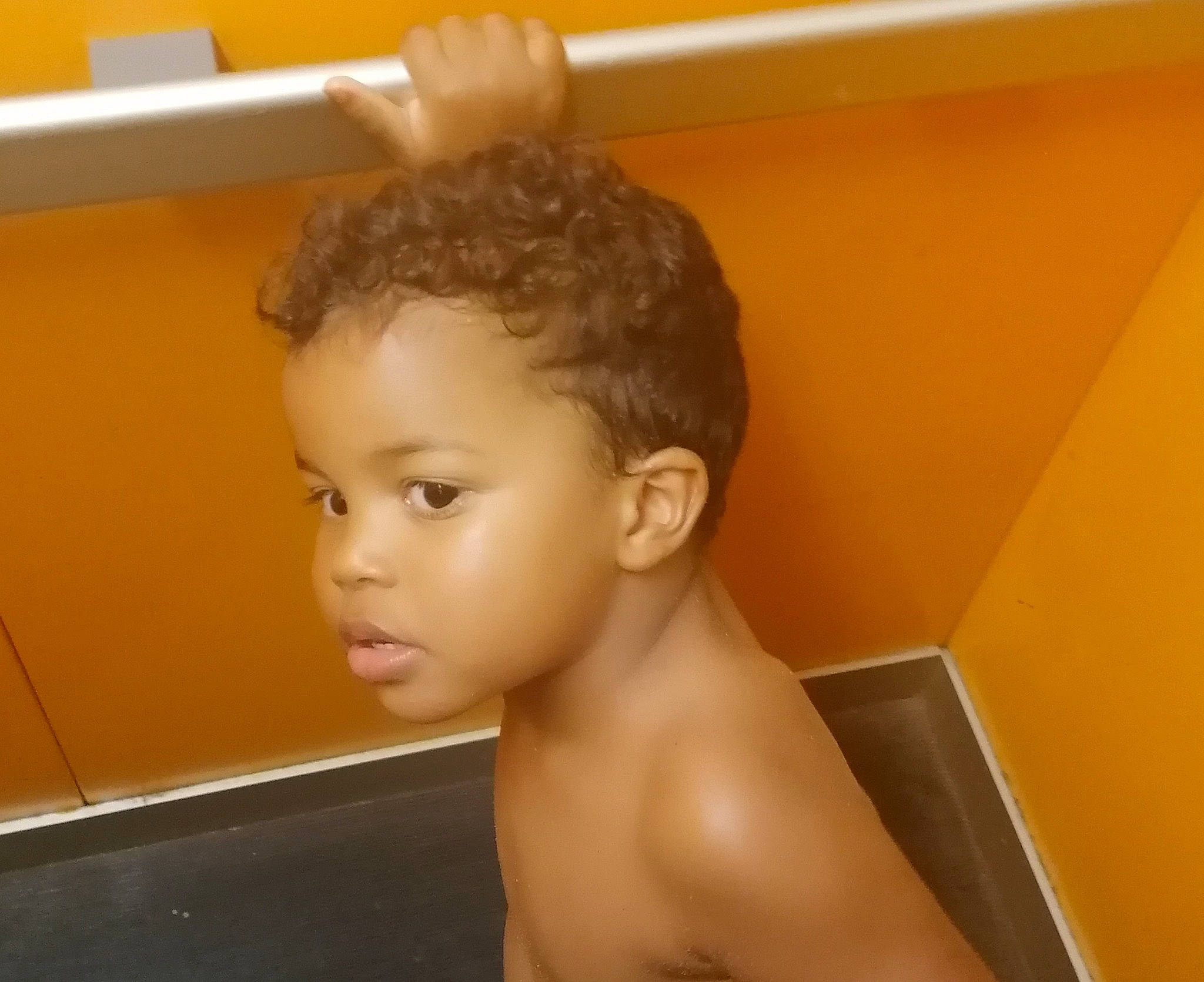 Noé participe au concours pour gagner de l'argent avec cette photo : black_hair, chest, child, chin, face, forehead, hair, hairstyle, head, neck, person, toddler