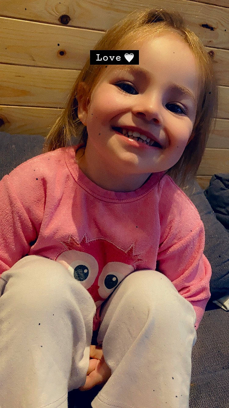 Amalya participe au concours pour gagner de l'argent avec cette photo : baby_toddler_clothing, cheek, child, eye, eyebrow, eyelash, facial_expression, finger, happy, human_body, iris, joy, knee, lip, mouth, nose, person, pink, skin, smile