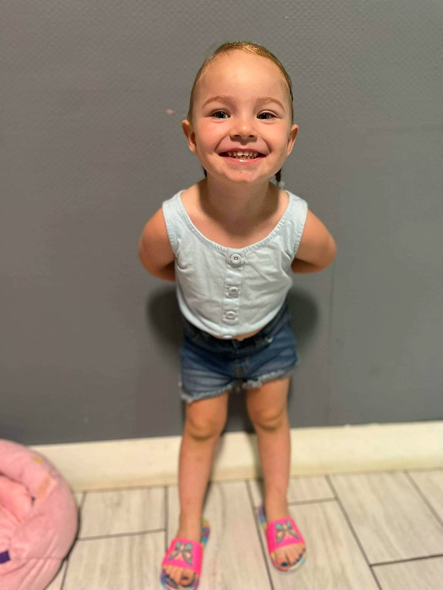 Amalya a rejoint le concours — aidez-le/la à gagner de superbes lots ! baby, baby_toddler_clothing, cheek, child, elbow, electric_blue, flooring, foot, fun, happy, hardwood, human_leg, joy, knee, person, sleeve, smile, thigh, thumb, toddler