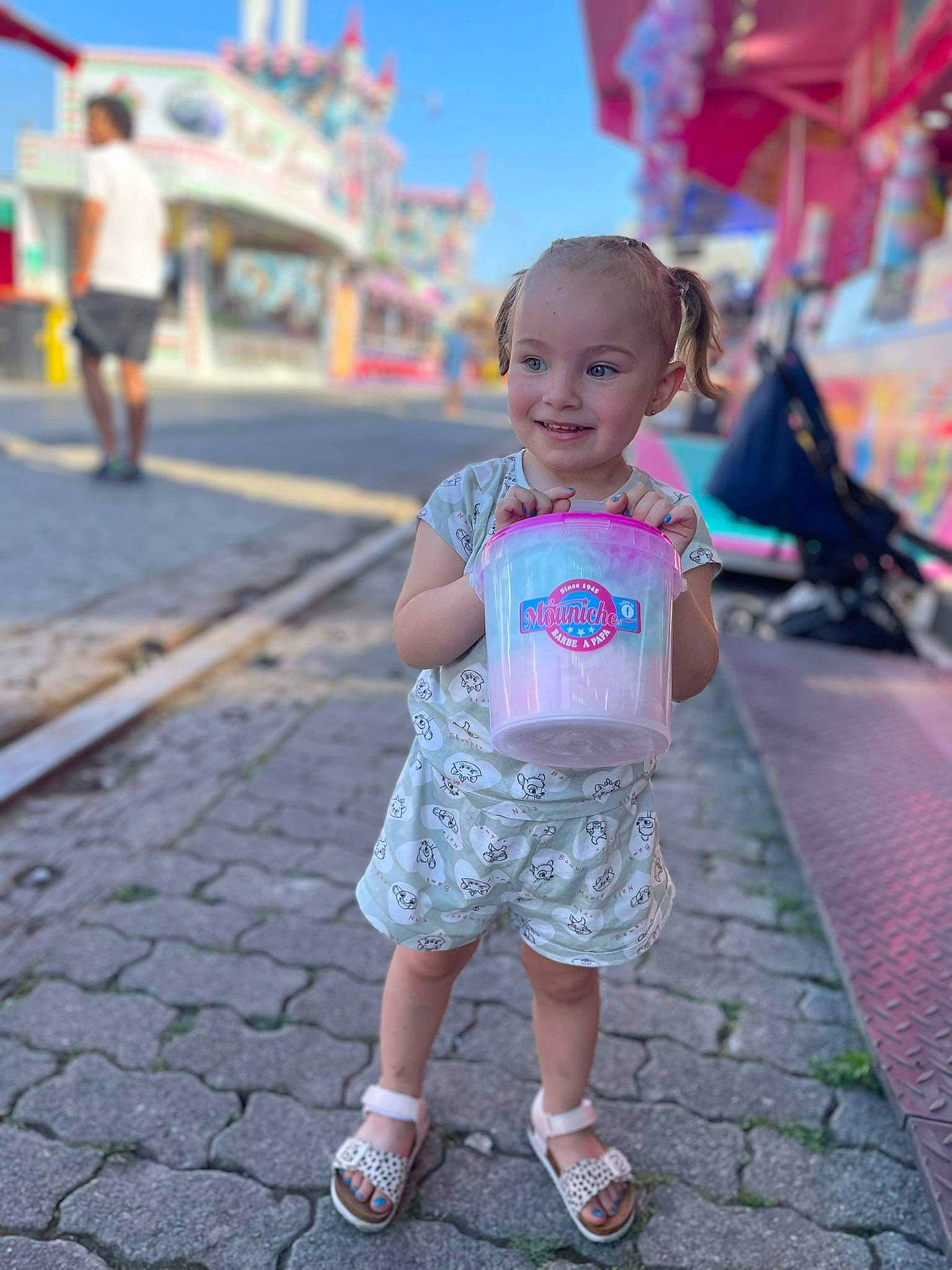 Amalya participe au concours pour gagner de l'argent avec cette photo : body_of_water, child, daytime, fashion, fun, happy, human, joy, leisure, morning, person, pink, public_space, recreation, skin, sky, smile, standing, summer, temple