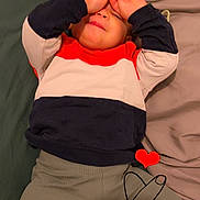 Leewen participe au concours pour gagner de l'argent avec cette photo : child, bed, blanket, sweater, pants, hand, face, lying_down, cozy, indoor, cute, playful, colorful_clothing, person, resting, smiling, digital_art, heart, love, casual