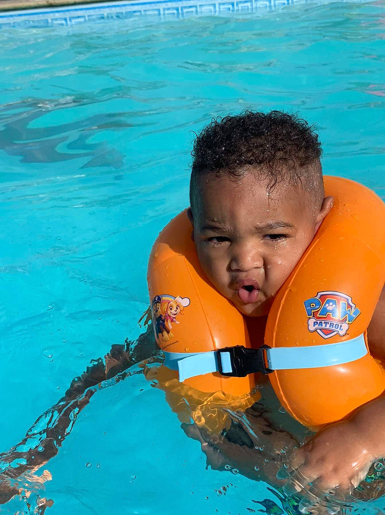 Këwan a rejoint le concours — aidez-le/la à gagner de superbes lots ! aqua, bathing, chest, child, competition_event, fun, games, happy, headgear, inflatable, leisure, leisure_centre, outdoor_recreation, person, personal_protective_equipment, recreation, sports, sports_gear, swimmer, swimming_pool