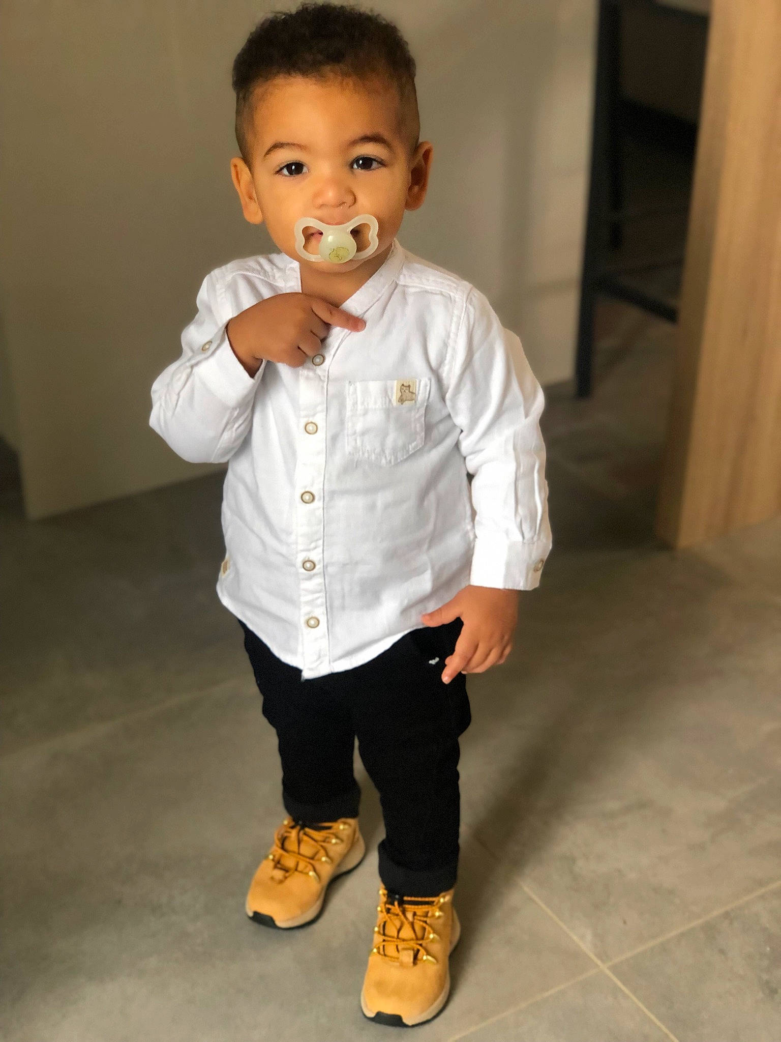 Këwan participe au concours pour gagner de l'argent avec cette photo : baby_toddler_clothing, blazer, collar, denim, dress_shirt, eye, flooring, formal_wear, gesture, happy, head, human_body, leg, nose, outerwear, person, sleeve, smile, suit, toddler