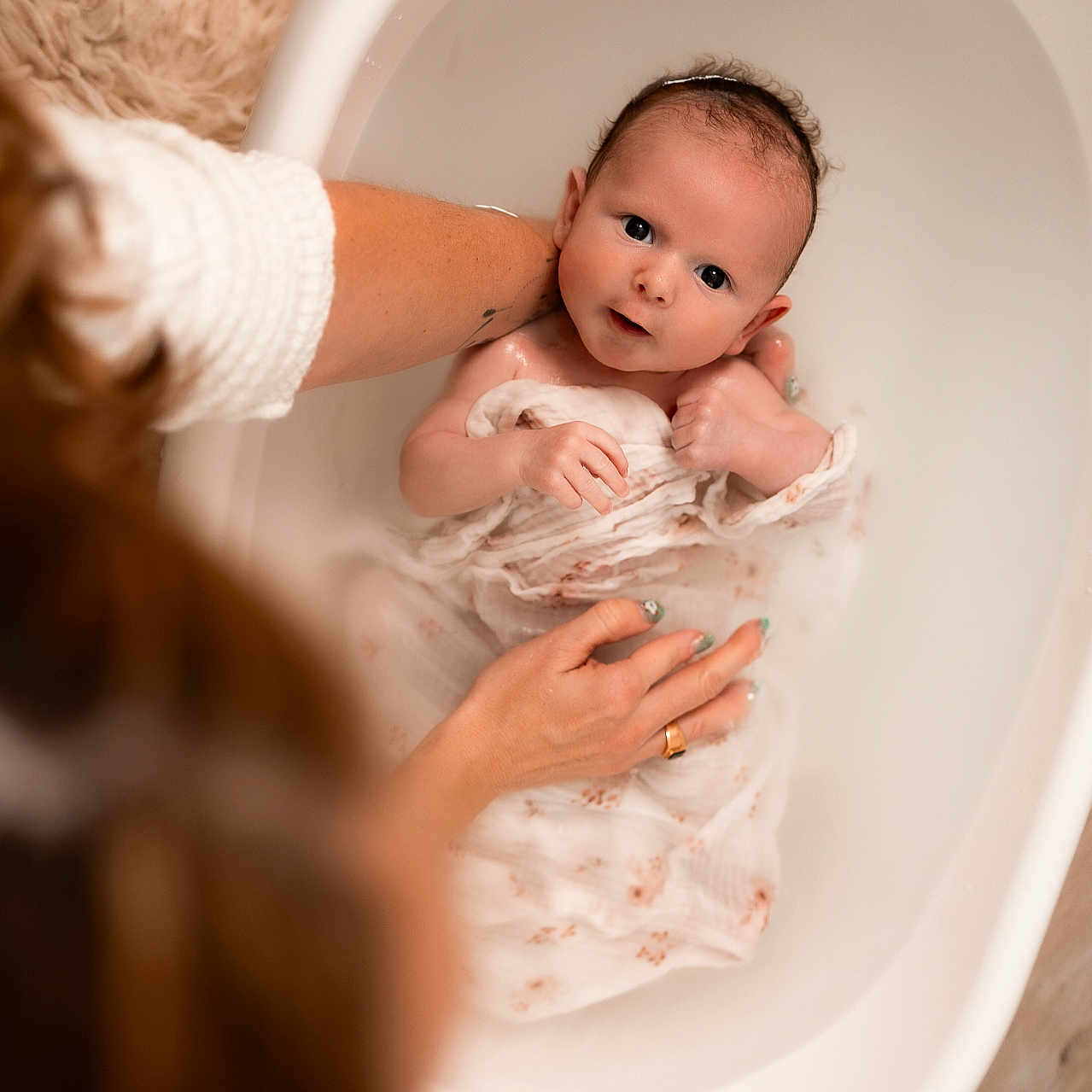 Luciano participe au concours pour gagner de l'argent avec cette photo : adult, baby, bathing, bathtub, bodypart, crib, face, female, finger, furniture, hand, happy, head, infantbed, newborn, person, photography, portrait, tub, woman