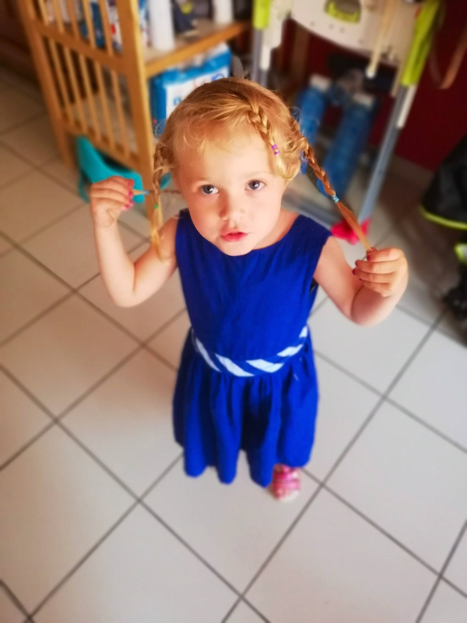 Yaelle participe au concours pour gagner de l'argent avec cette photo : baby, blue, child, costume, dress, electric_blue, fictional_character, floor, flooring, person, play, product, shoulder, sleeve, smile, standing, toddler