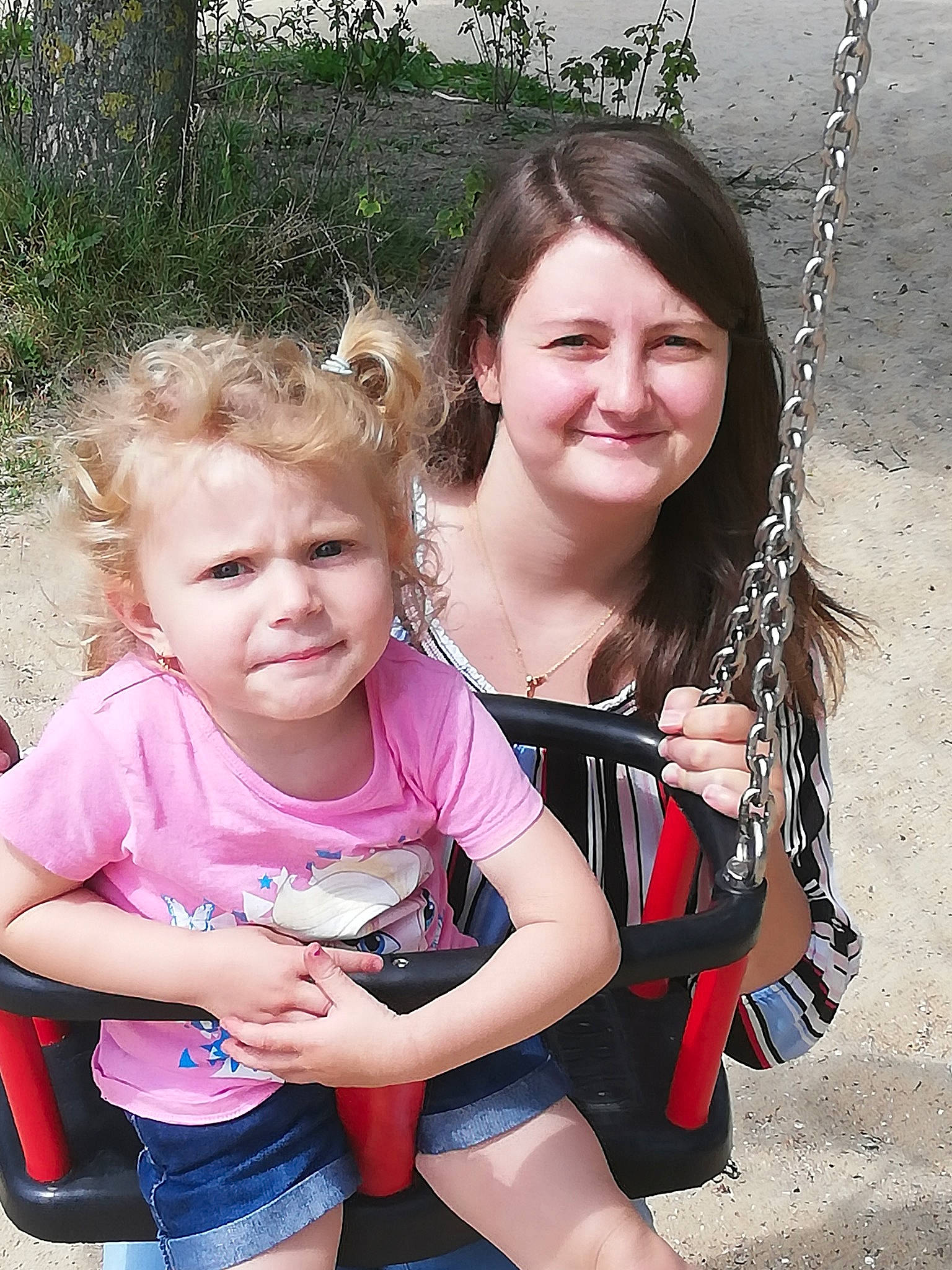 Yaelle participe au concours pour gagner de l'argent avec cette photo : baby_carriage, baby_products, child, daughter, fun, happy, joy, leisure, mother, people, person, pink, product, sibling, sitting, skin, smile, style, summer, toddler