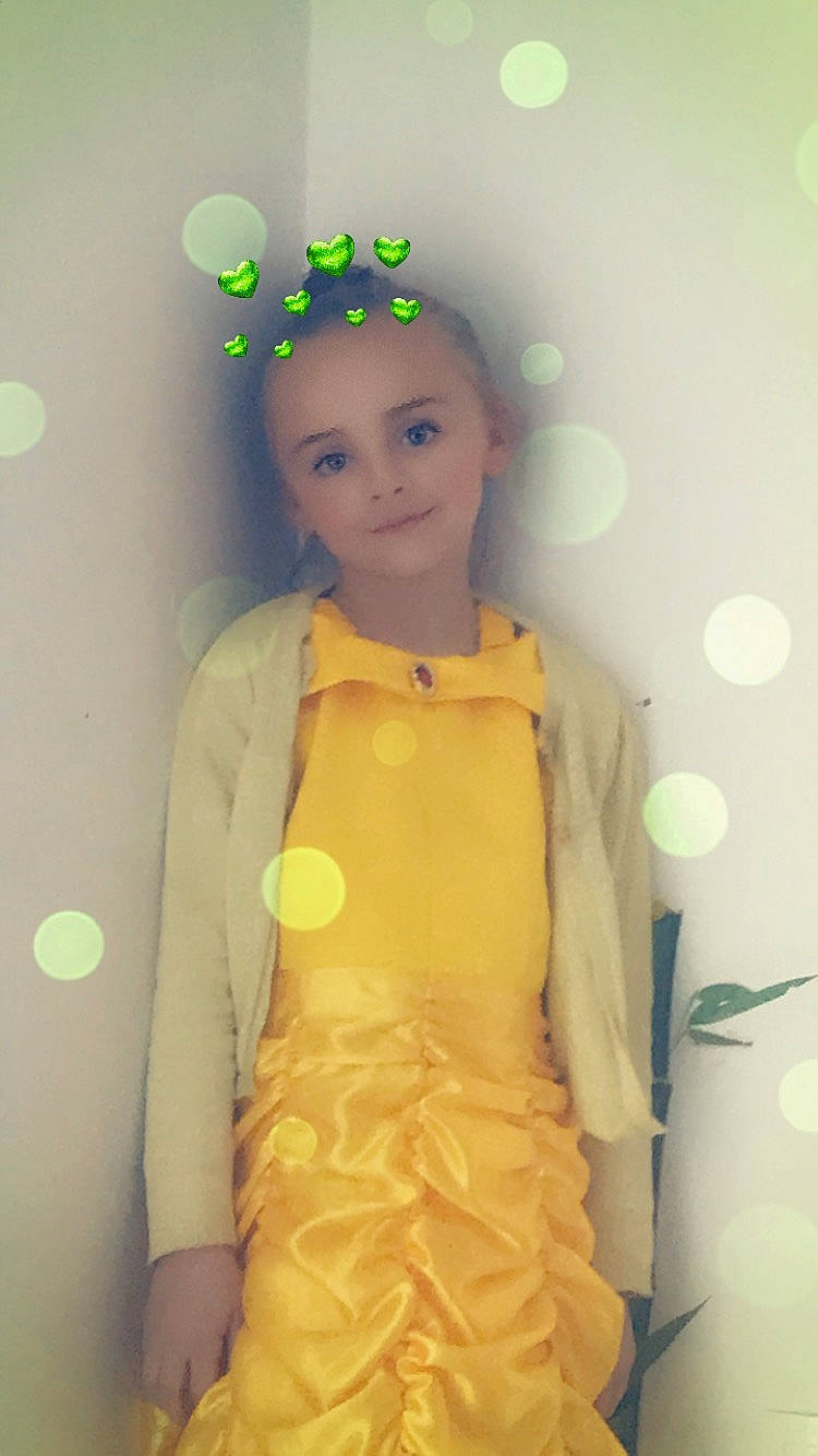 Madison a rejoint le concours — aidez-le/la à gagner de superbes lots ! child, costume, hair_accessory, happy, head, headband, headpiece, person, skin, smile, toddler, yellow