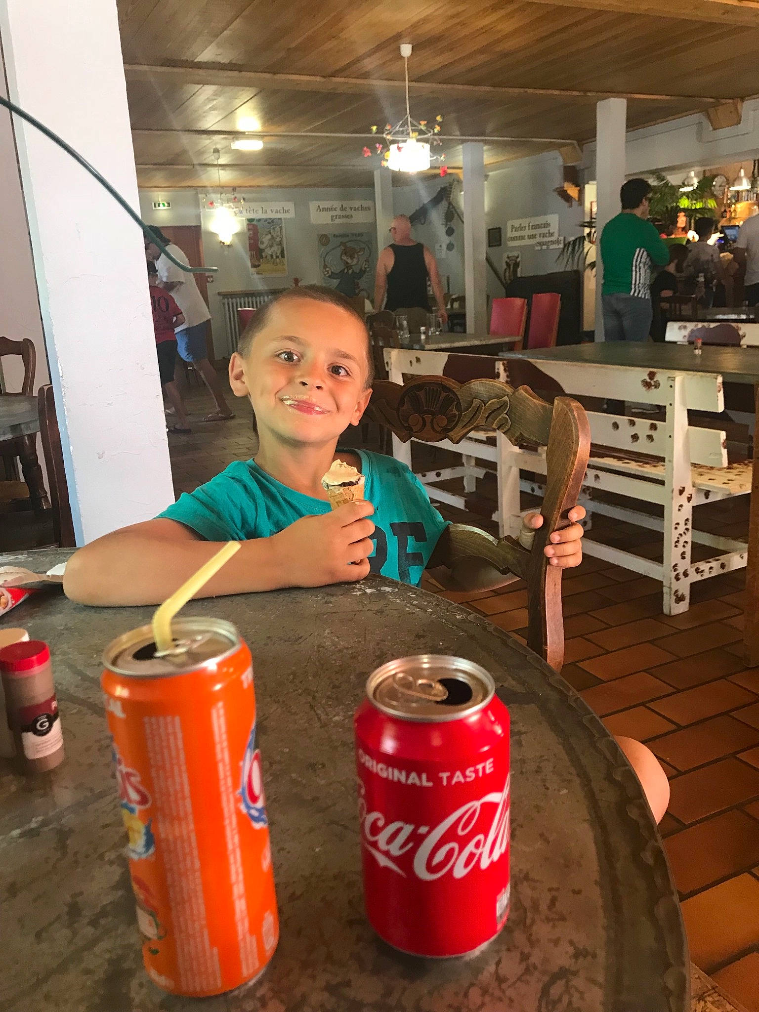 Matheo a rejoint le concours — aidez-le/la à gagner de superbes lots ! aluminum_can, carbonated_soft_drinks, coca_cola, cola, drink, person, soft_drink, two_liter_bottle