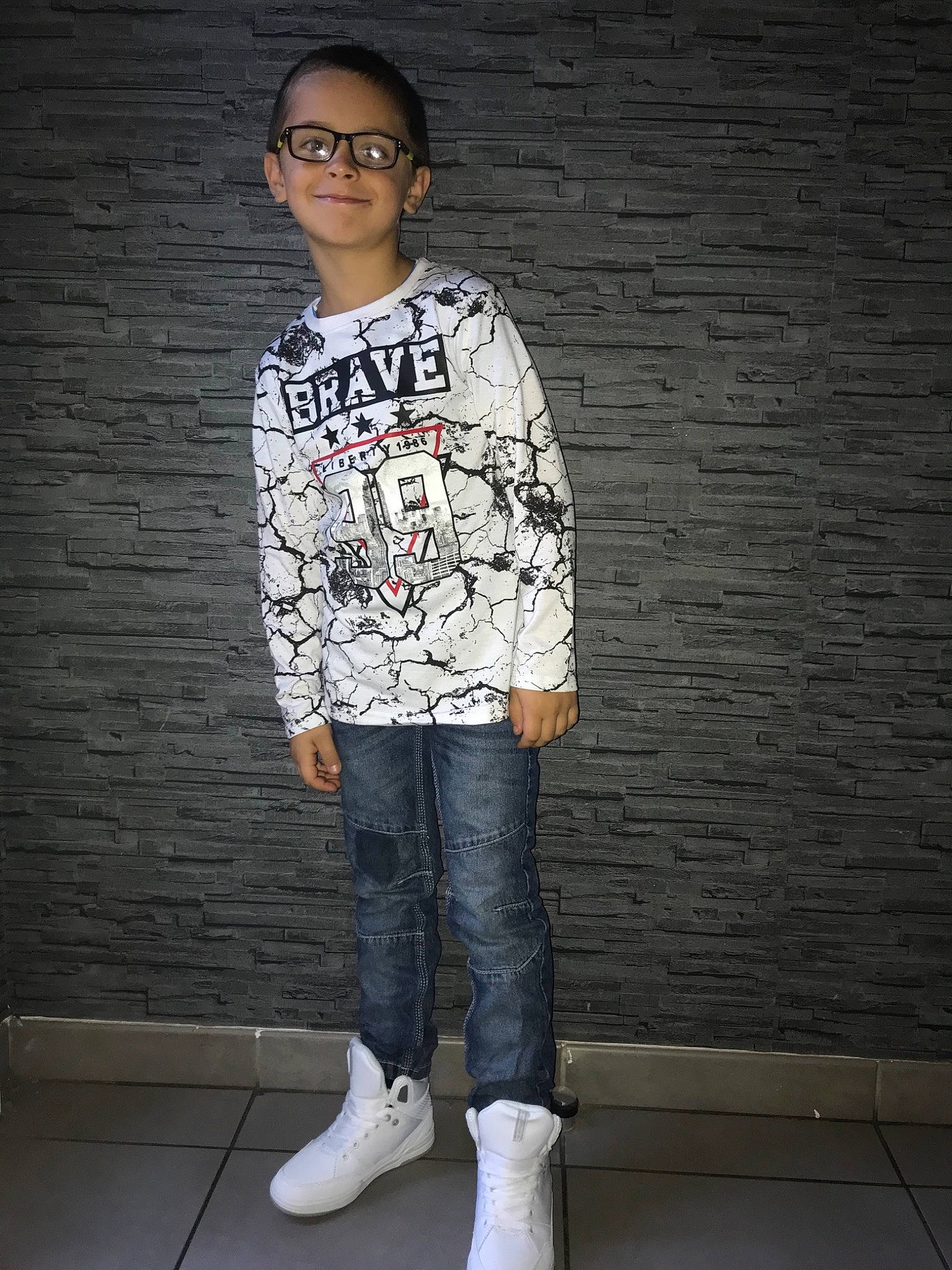 Matheo a rejoint le concours — aidez-le/la à gagner de superbes lots ! clothing, cool, denim, fashion, footwear, glasses, jeans, knee, outerwear, person, pocket, shoe, sleeve, standing, street_fashion, style, t_shirt, top, trousers