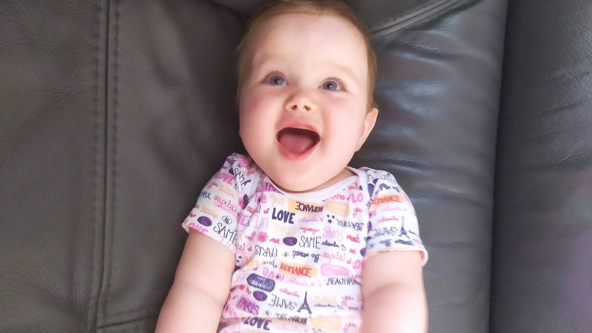 Aeris a rejoint le concours — aidez-le/la à gagner de superbes lots ! baby, baby_laughing, baby_toddler_clothing, cheek, collar, comfort, eye, eyebrow, face, flash_photography, fun, happy, head, iris, mouth, nose, person, sleeve, smile, t_shirt