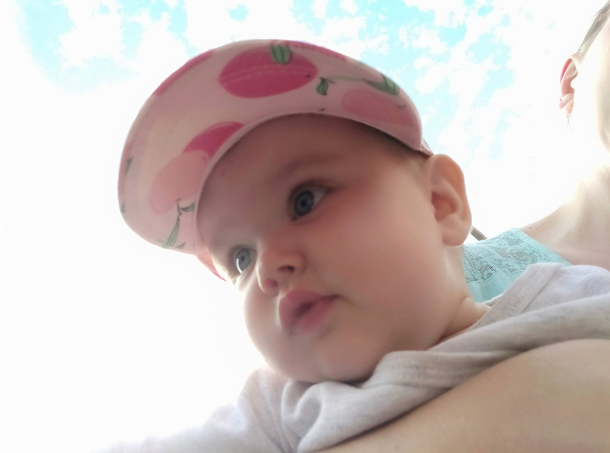 Aeris participe au concours pour gagner de l'argent avec cette photo : baby, baby_toddler_clothing, cap, chin, fashion_accessory, fun, happy, hat, headgear, headwear, helmet, leisure, lip, magenta, neck, nose, person, recreation, skin, sky