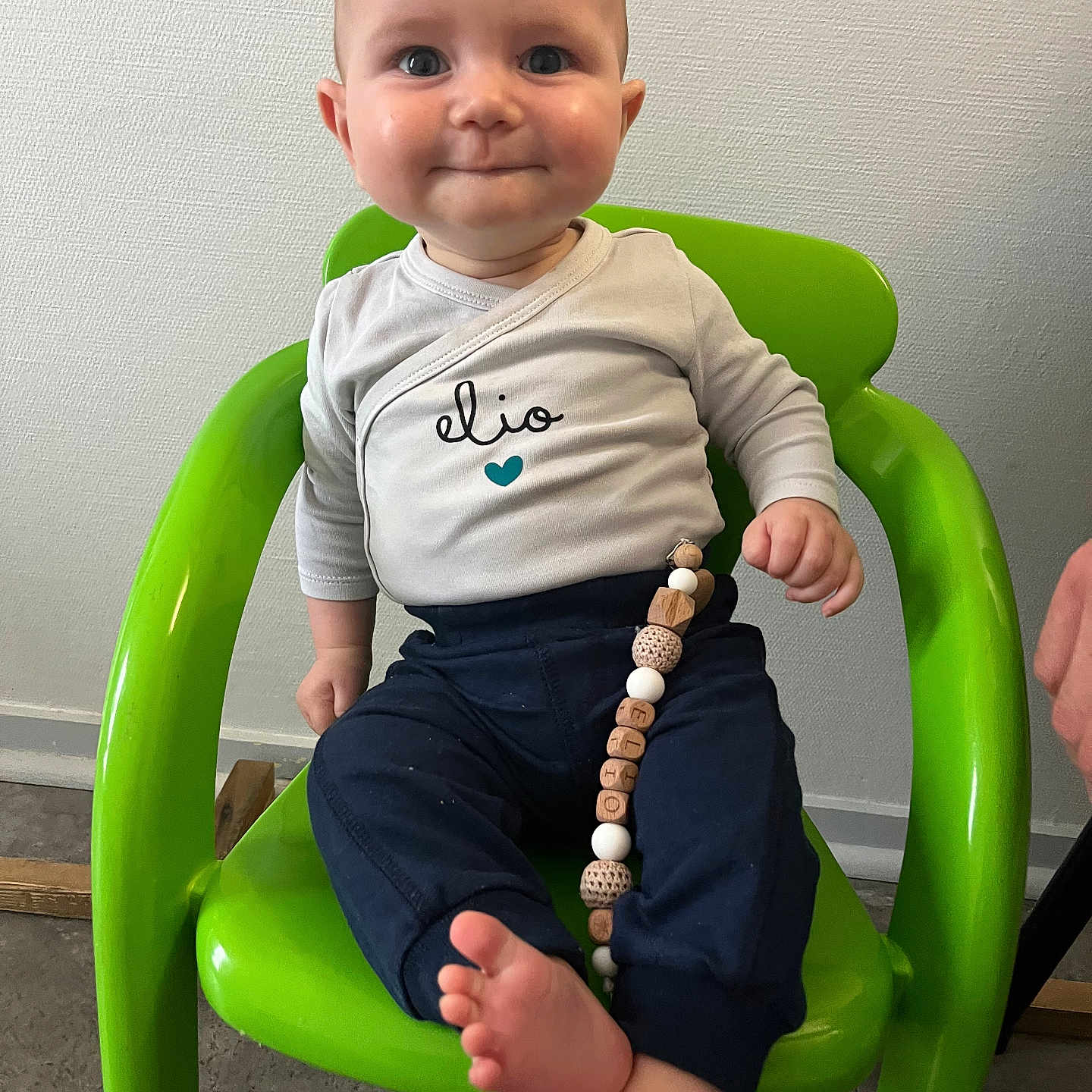 Elio participe au concours pour gagner de l'argent avec cette photo : accessories, baby, bodypart, bracelet, chair, clothing, face, finger, furniture, hand, head, jewelry, necklace, pants, person, photography, portrait, sitting, sleeve, t_shirt