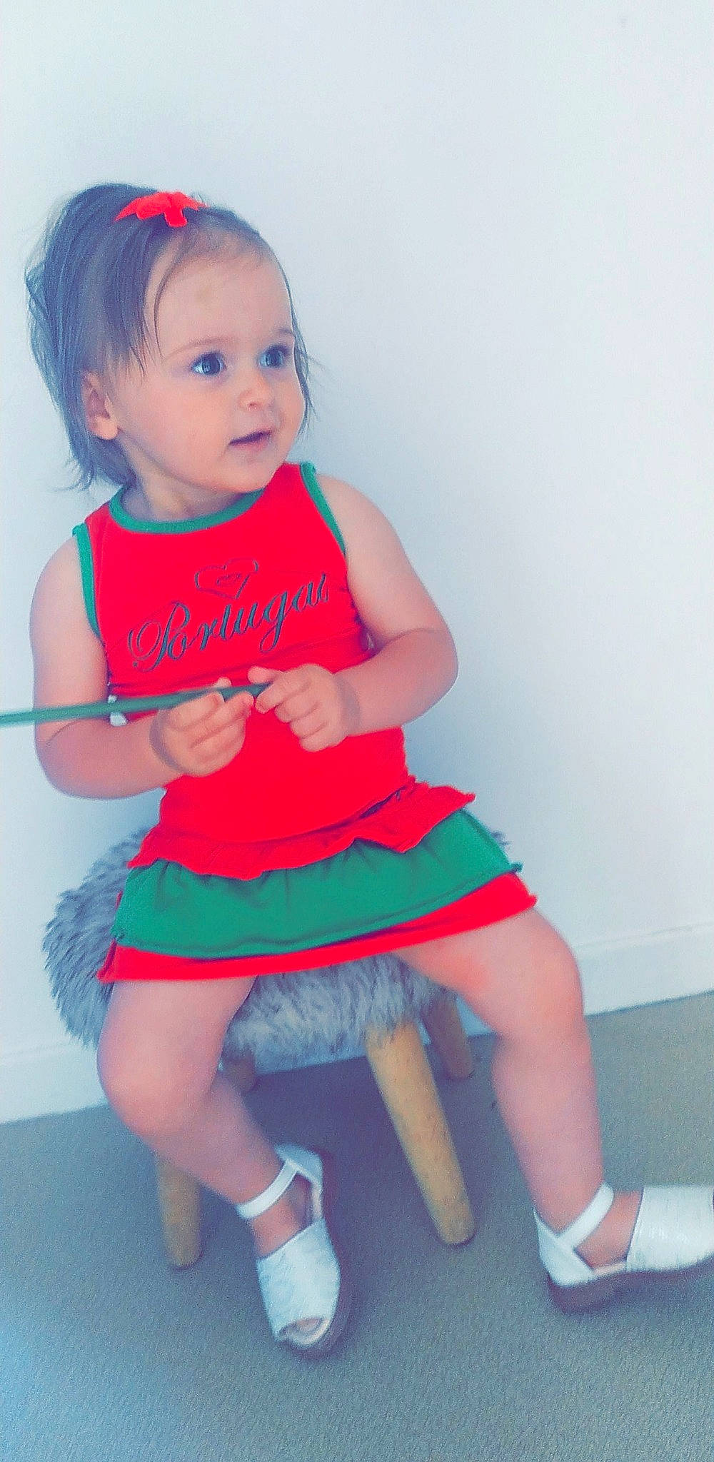 Leynah a rejoint le concours — aidez-le/la à gagner de superbes lots ! baby_toddler_clothing, dress, face, hair, hairstyle, happy, head, human_body, joint, knee, leg, neck, person, pink, shoulder, skin, sleeve, thigh, waist, white