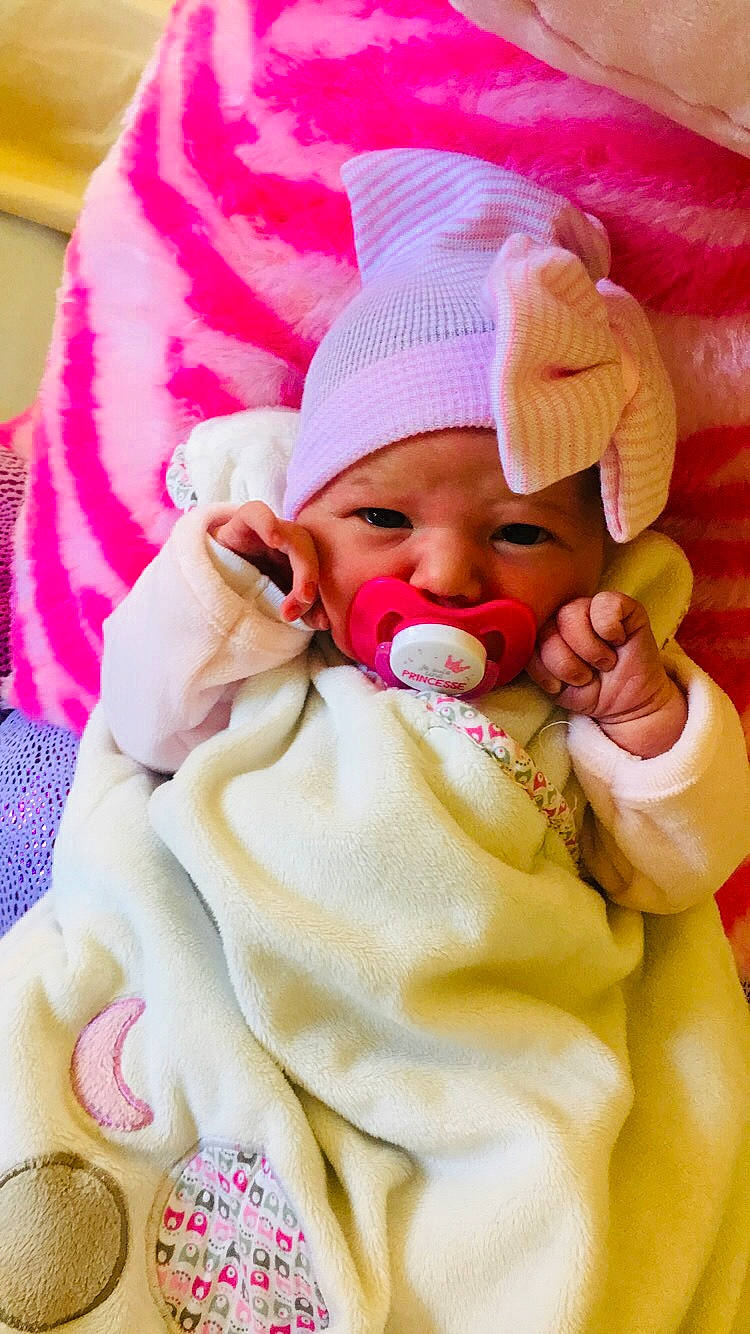 Cléa a rejoint le concours — aidez-le/la à gagner de superbes lots ! baby, cheek, child, headwear, joy, nose, person, pink, smile, toddler