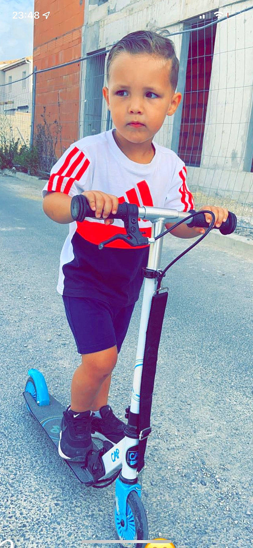 Louis participe au concours pour gagner de l'argent avec cette photo : bicycle_accessory, bicycle_frame, bicycles_equipment_and_supplies, blue, electric_blue, fun, joint, knee, leg, person, plant, recreation, rolling, shorts, sneakers, sports_equipment, sportswear, tire, toddler, wheel