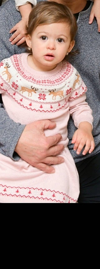 Jasmine a rejoint le concours — aidez-le/la à gagner de superbes lots ! abdomen, baby, baby_toddler_clothing, chest, eyelash, finger, gesture, happy, human_body, jewellery, magenta, nail, pattern, peach, person, pink, sleeve, thumb, toddler, trunk