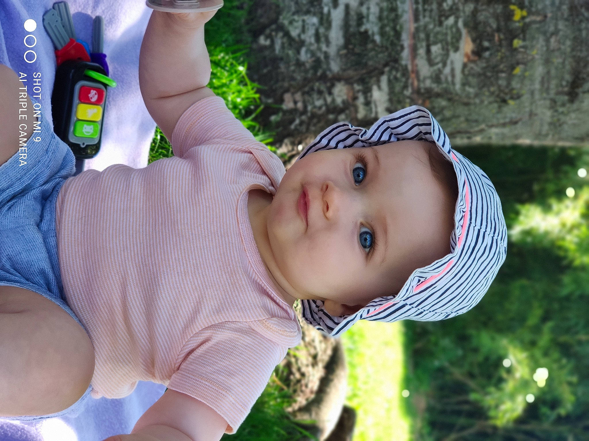 Liyanah a rejoint le concours — aidez-le/la à gagner de superbes lots ! baby, baby_toddler_clothing, child, facial_expression, fun, gesture, grass, happy, hat, head, headwear, human_body, leisure, nose, people_in_nature, person, plant, skin, smile, toddler