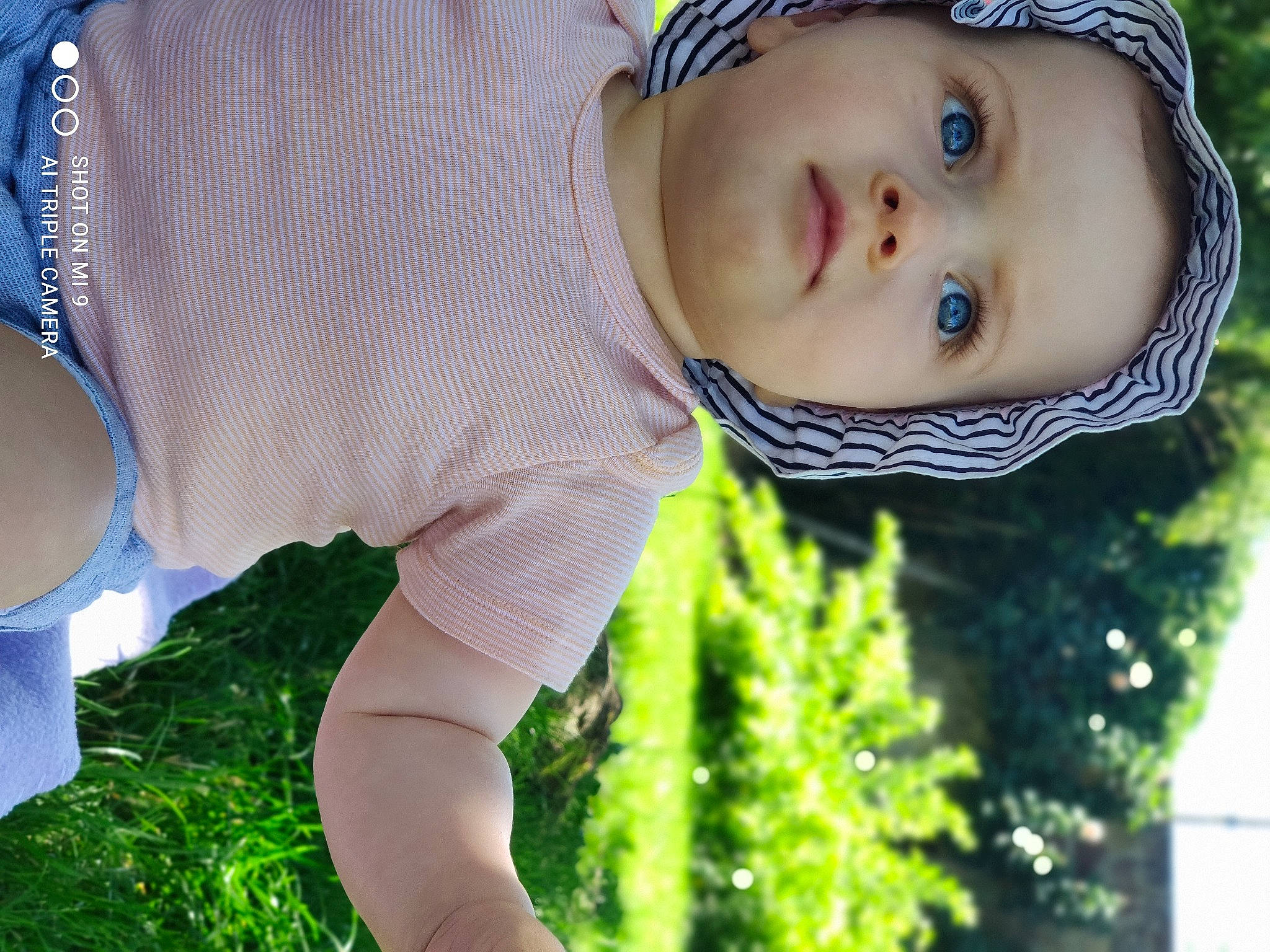 Liyanah a rejoint le concours — aidez-le/la à gagner de superbes lots ! blue, daytime, face, fun, grass, green, happy, hat, headgear, human, human_body, light, lip, people, people_in_nature, person, photograph, plant, sunlight, tree