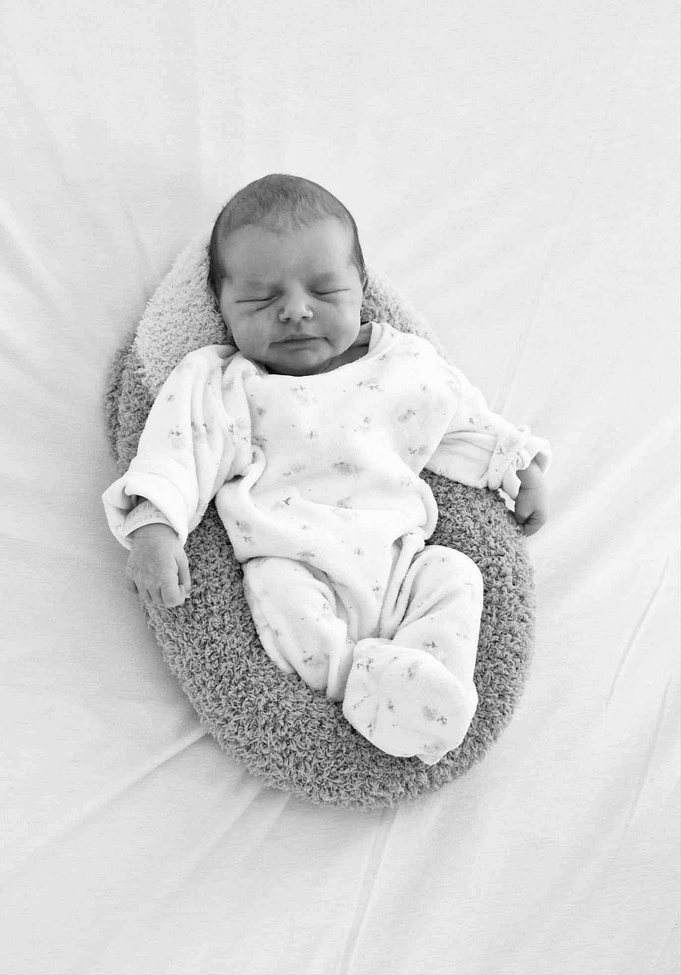 Nina participe au concours pour gagner de l'argent avec cette photo : arm, baby, baby_products, baby_toddler_clothing, cheek, child, comfort, eye, face, fun, happy, head, human_body, monochrome, monochrome_photography, person, portrait_photography, sitting, skin, stock_photography