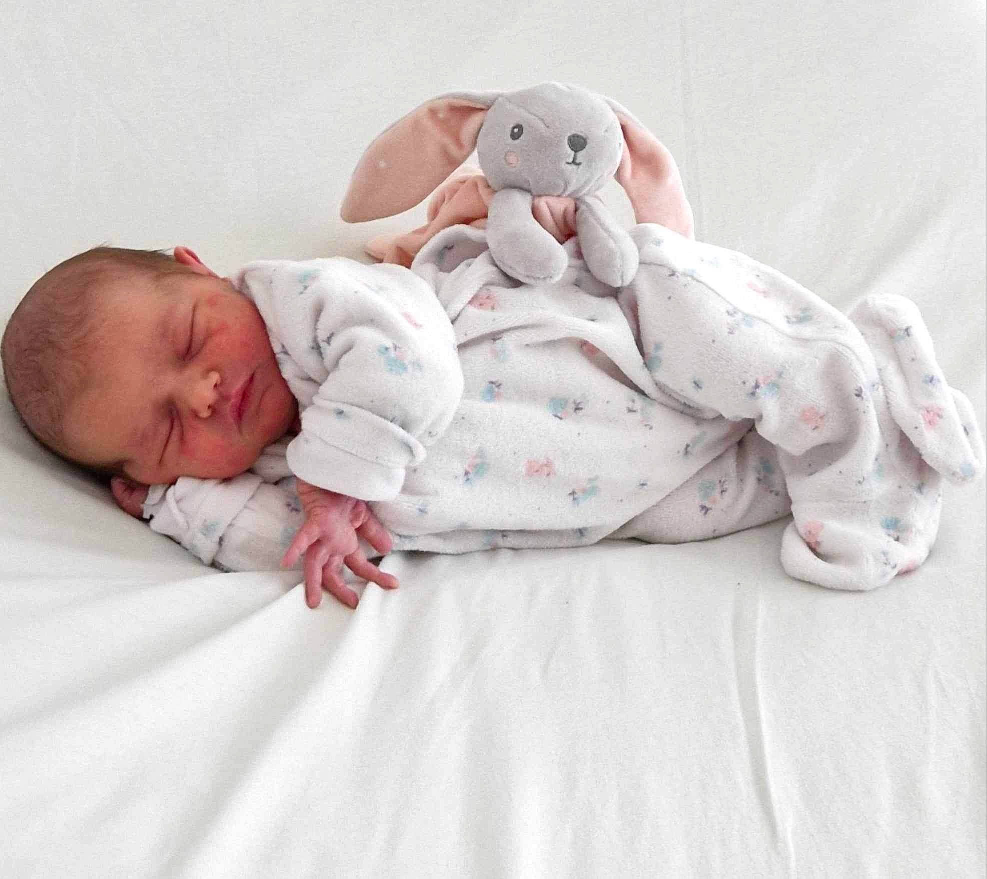 Nina participe au concours pour gagner de l'argent avec cette photo : arm, baby, baby_products, baby_sleeping, baby_toddler_clothing, bedding, bedtime, child, comfort, fur, grey, linens, mammal, person, pink, room, sleeve, teddy_bear, toddler, toy