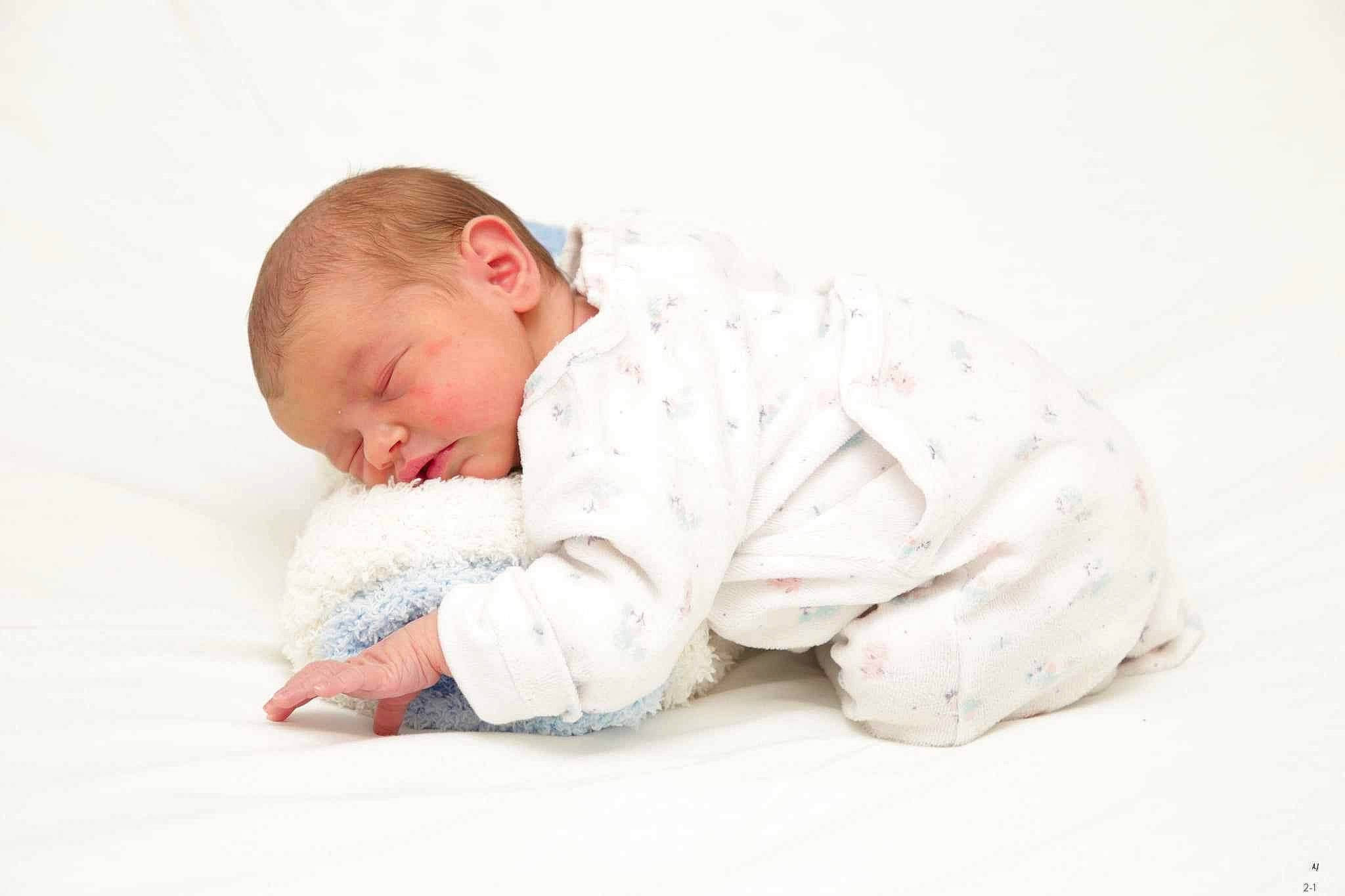 Nina a rejoint le concours — aidez-le/la à gagner de superbes lots ! baby, baby_sleeping, baby_toddler_clothing, barefoot, child, collar, comfort, crawling, flooring, foot, gesture, linens, pattern, person, photo_shoot, portrait_photography, sitting, sleeve, t_shirt, toddler