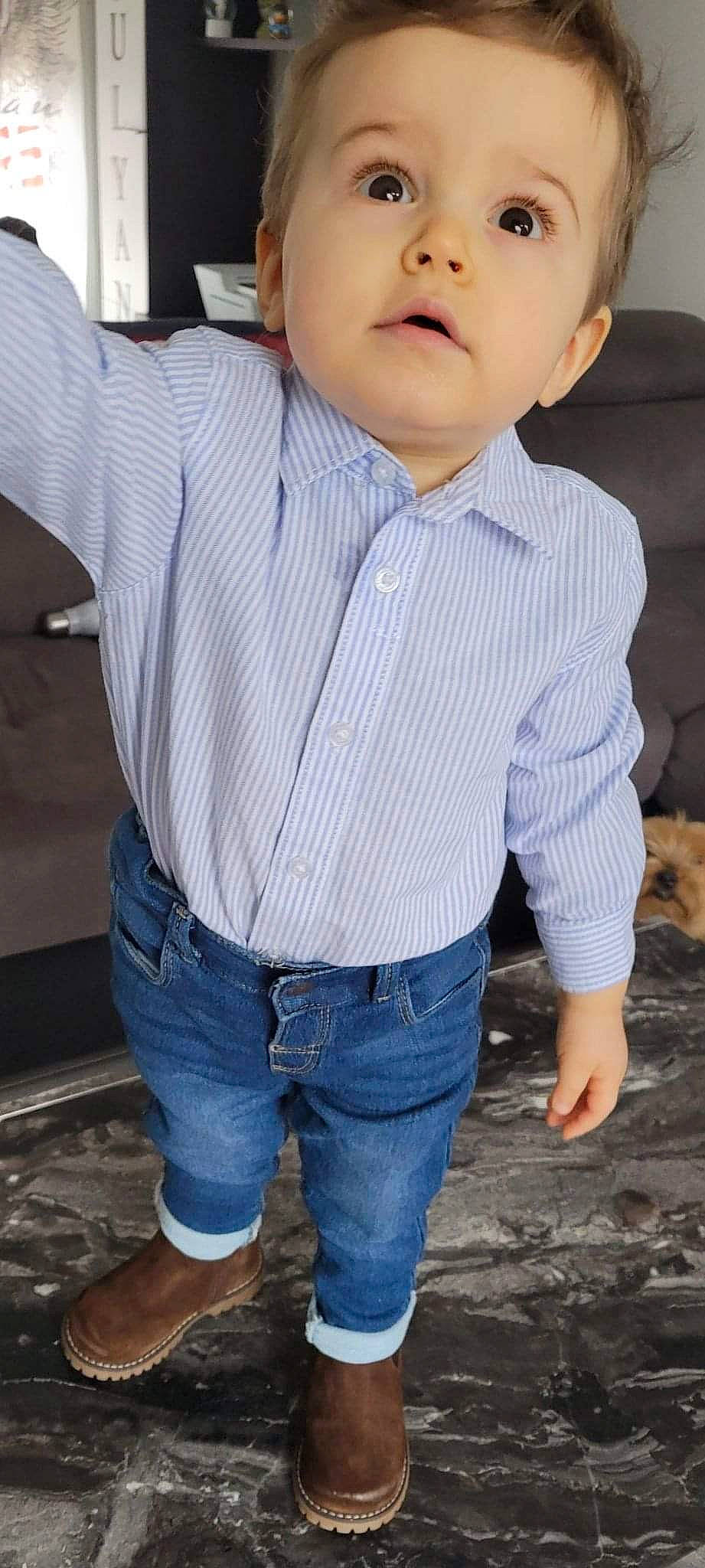 Djulyan participe au concours pour gagner de l'argent avec cette photo : blazer, clothing, collar, denim, dress_shirt, eye, finger, flooring, gesture, happy, jeans, neck, nose, pattern, person, sleeve, standing, toddler, waist, white_collar_worker