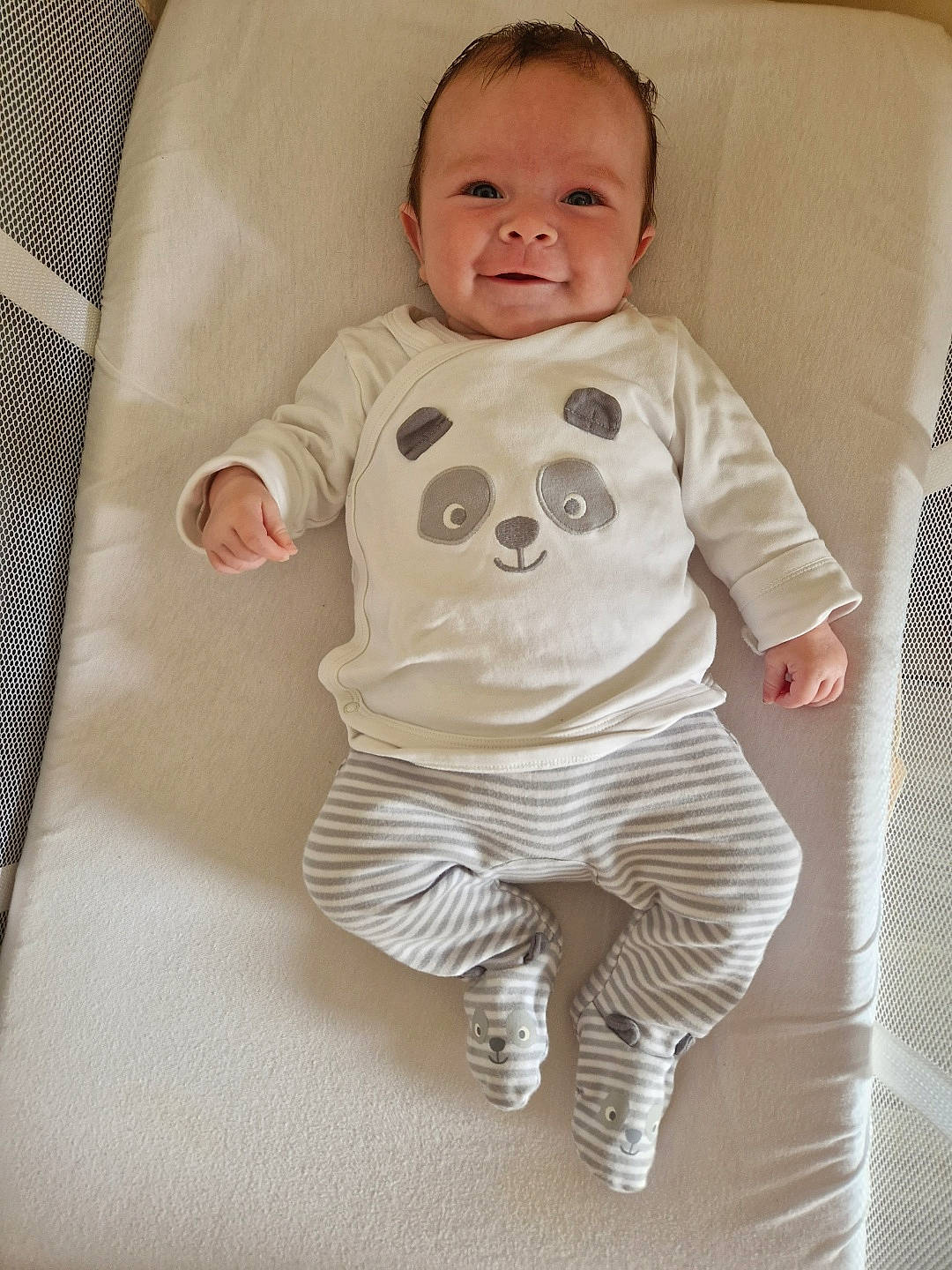 Kimly participe au concours pour gagner de l'argent avec cette photo : baby, baby_products, baby_safety, baby_toddler_clothing, cheek, child, comfort, face, flooring, head, iris, linens, nose, pattern, person, room, skin, sleeve, smile, t_shirt
