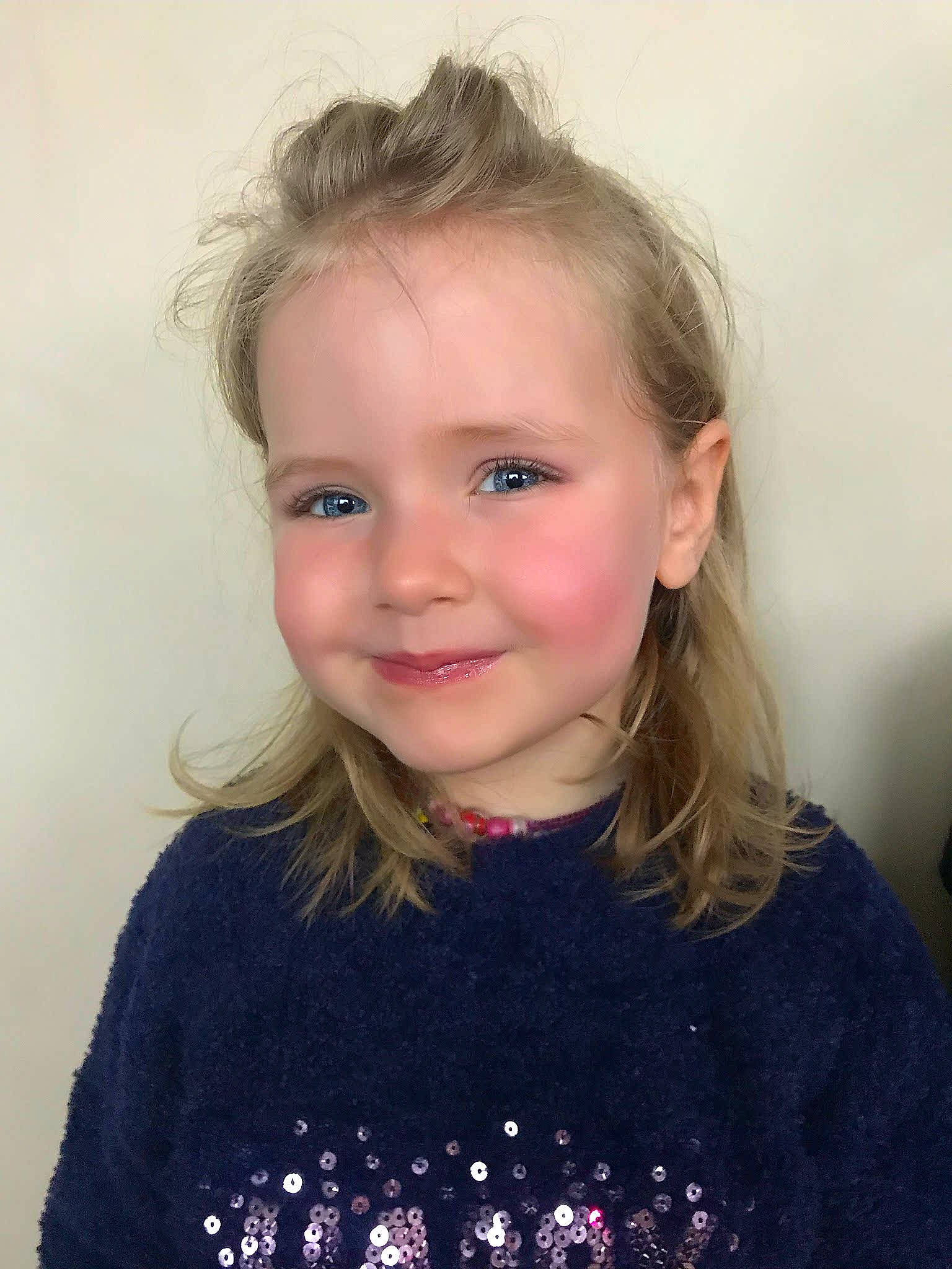 Lylou participe au concours pour gagner de l'argent avec cette photo : blond, brown_hair, cheek, child, child_model, chin, eye, eyebrow, face, forehead, hair, hairstyle, head, iris, joy, lip, long_hair, neck, nose, person