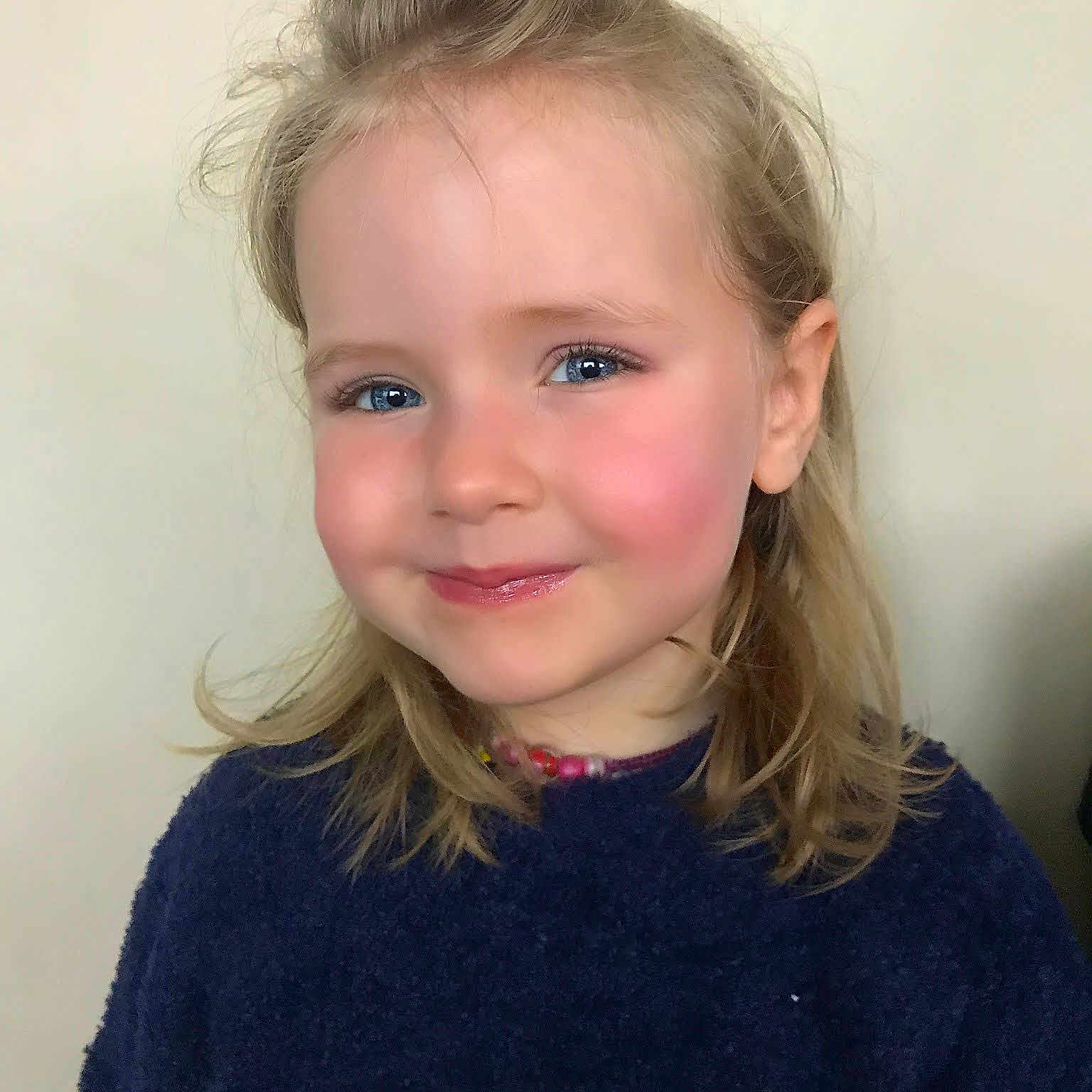 Lylou participe au concours pour gagner de l'argent avec cette photo : blond, brown_hair, cheek, child, child_model, chin, eye, eyebrow, face, forehead, hair, hairstyle, head, iris, joy, lip, long_hair, neck, nose, person