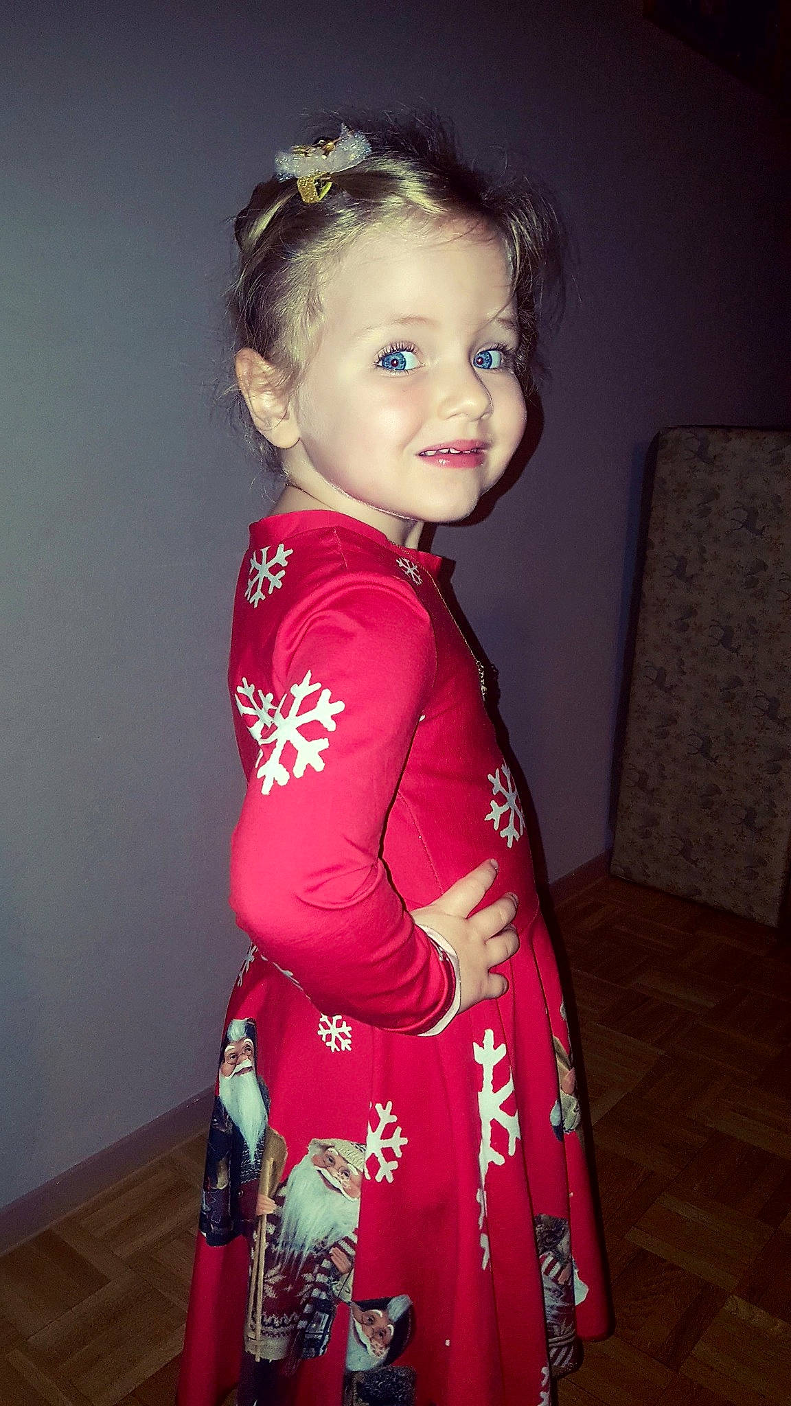 Lylou participe au concours pour gagner de l'argent avec cette photo : child, costume, hair, hairstyle, kimono, outerwear, person, smile, toddler