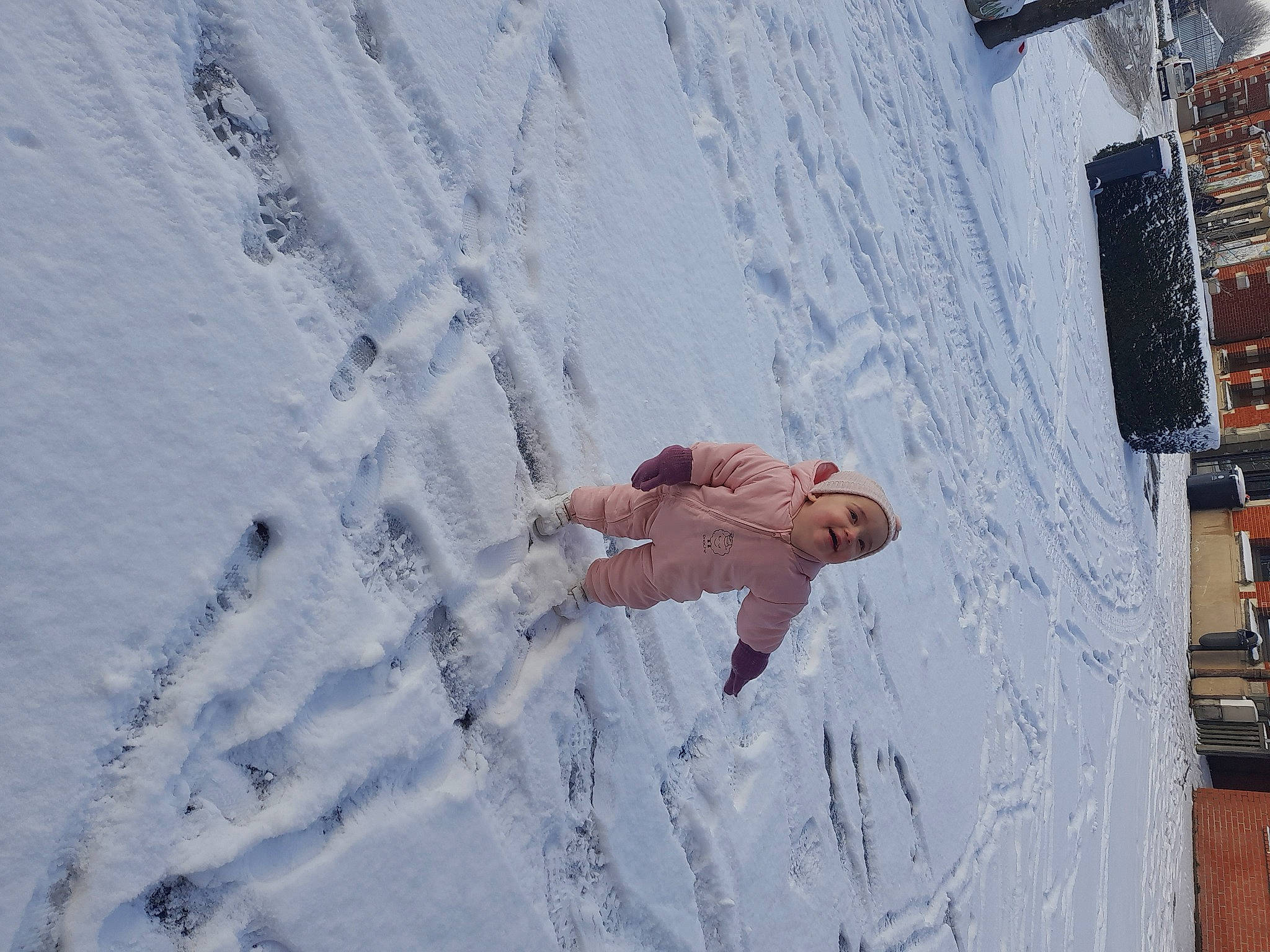 Naïma participe au concours pour gagner de l'argent avec cette photo : barechested, beach, concrete, foot, freezing, fun, geological_phenomenon, headwear, landscape, leisure, person, plant, recreation, sand, slope, snow, tree, vacation, water, winter