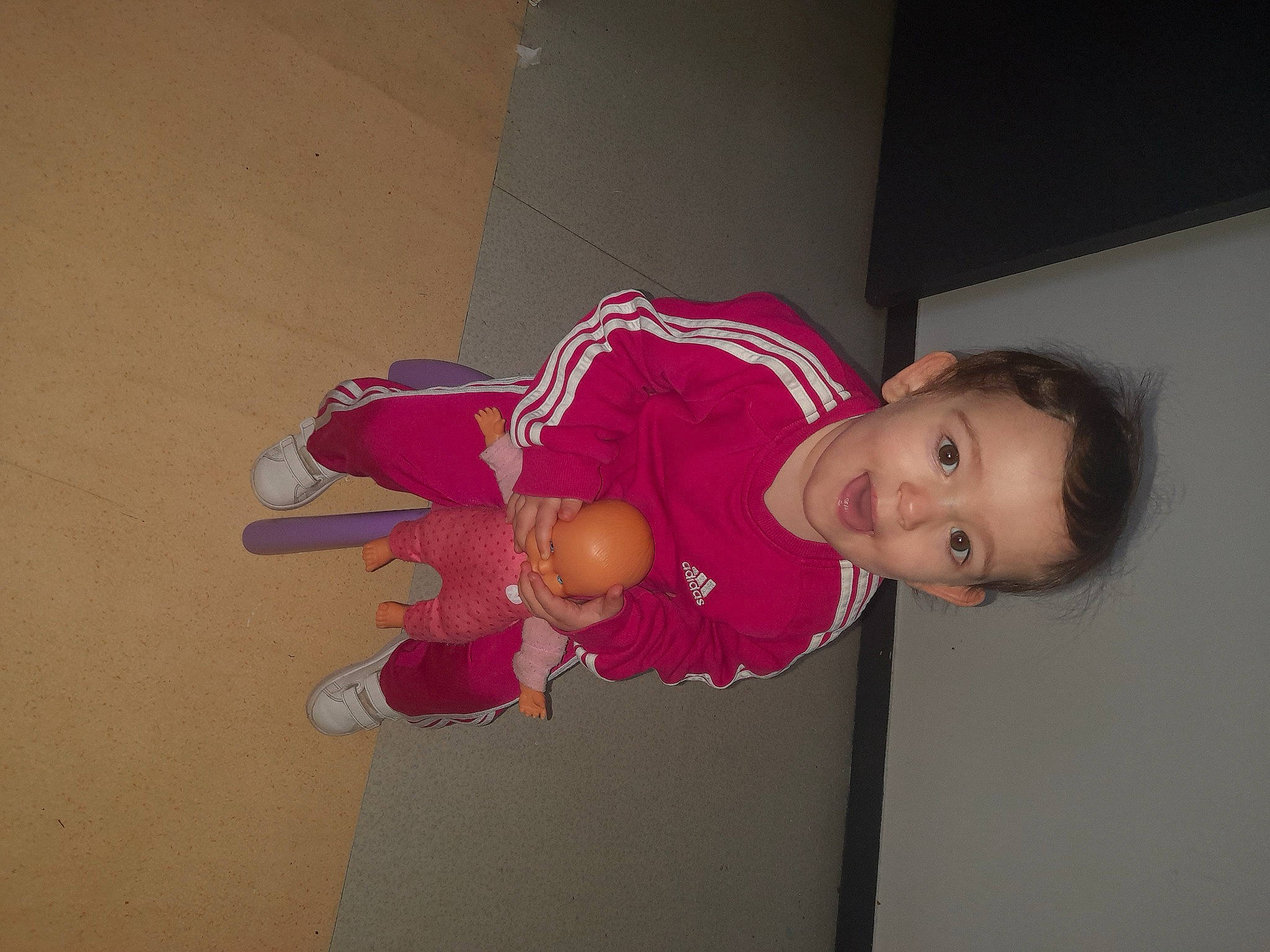 Naïma a rejoint le concours — aidez-le/la à gagner de superbes lots ! baby, baby_products, baby_toddler_clothing, child, fun, human_leg, magenta, party_supply, person, room, sleeve, thigh, toddler, wrist