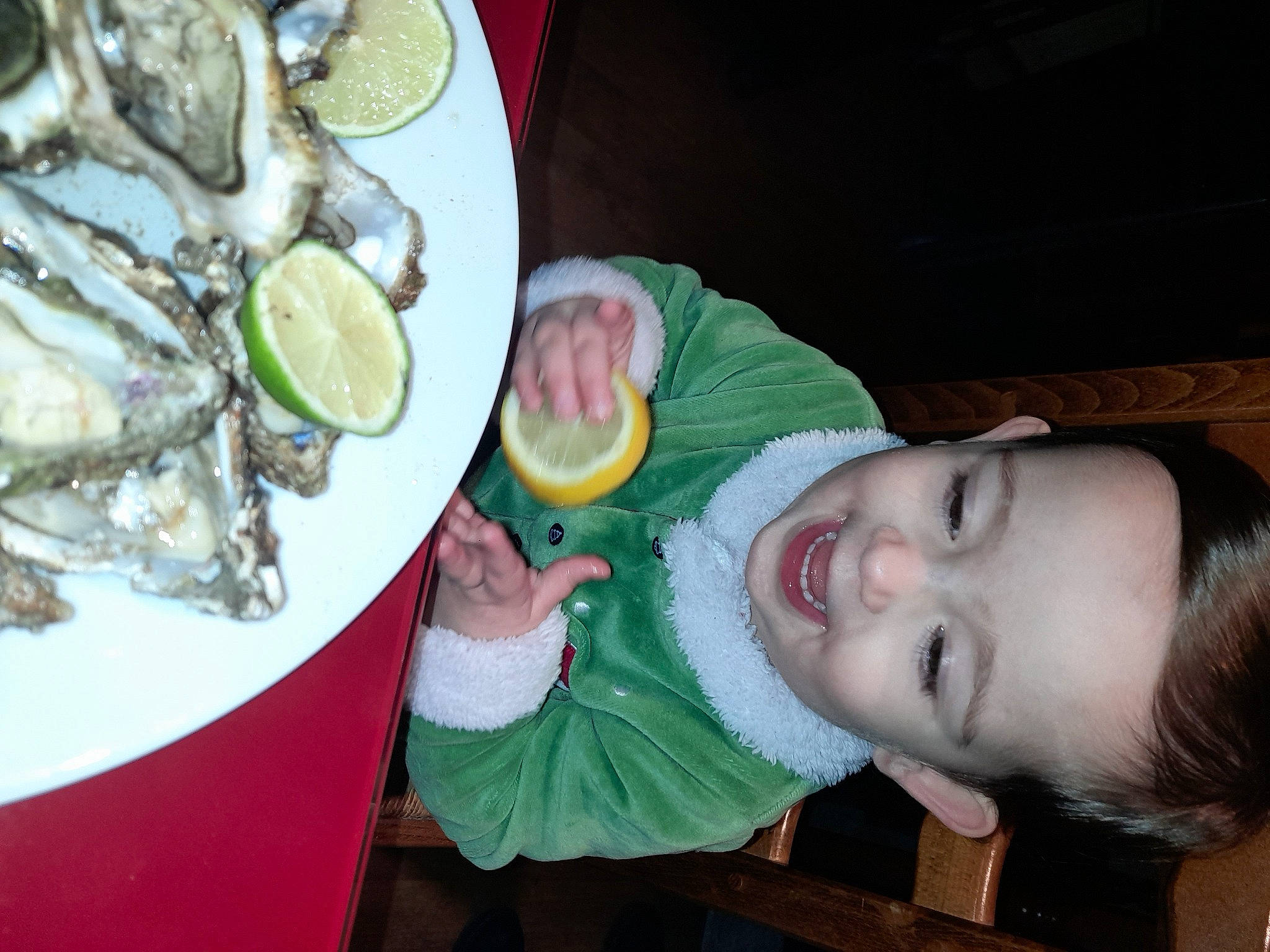 Naïma participe au concours pour gagner de l'argent avec cette photo : citrus, cuisine, finger_food, food, fruit, happy, ingredient, joy, lemon, melon, natural_foods, oyster, person, plant, plate, produce, recipe, seafood, smile, tableware