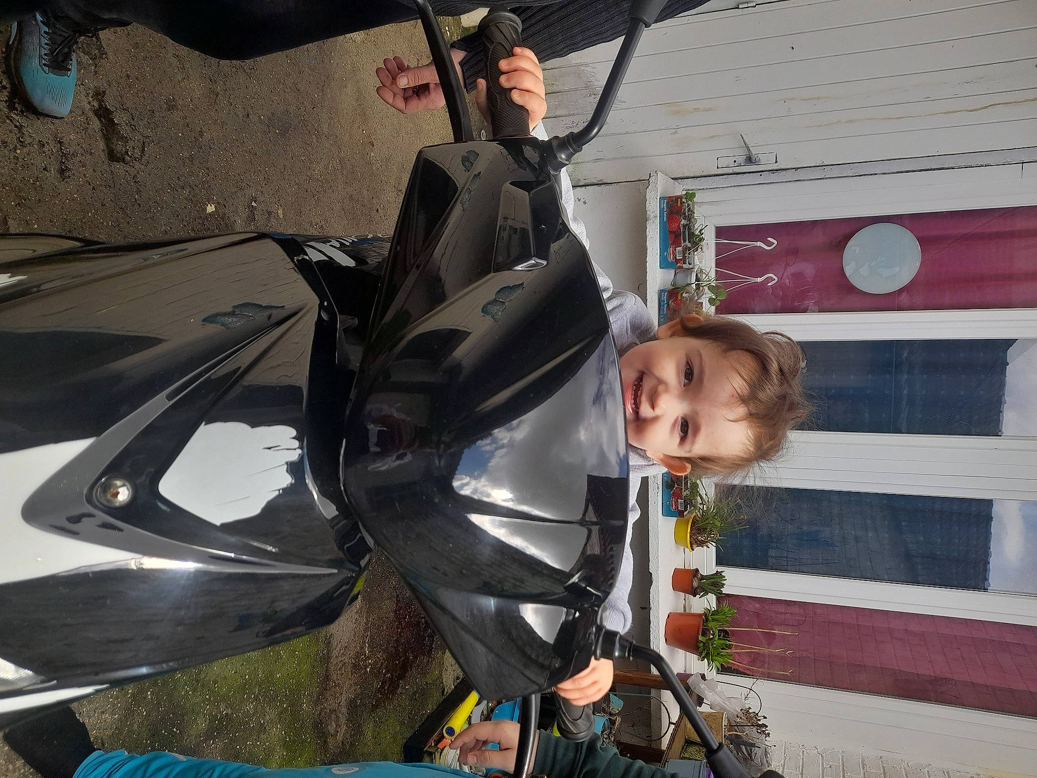 Naima a rejoint le concours — aidez-le/la à gagner de superbes lots ! auto_part, automotive_design, automotive_exterior, automotive_lighting, automotive_tire, automotive_wheel_system, automotive_window_part, car, family_car, fun, glass, hood, joy, luxury_vehicle, motor_vehicle, person, smile, toddler, tree, vehicle