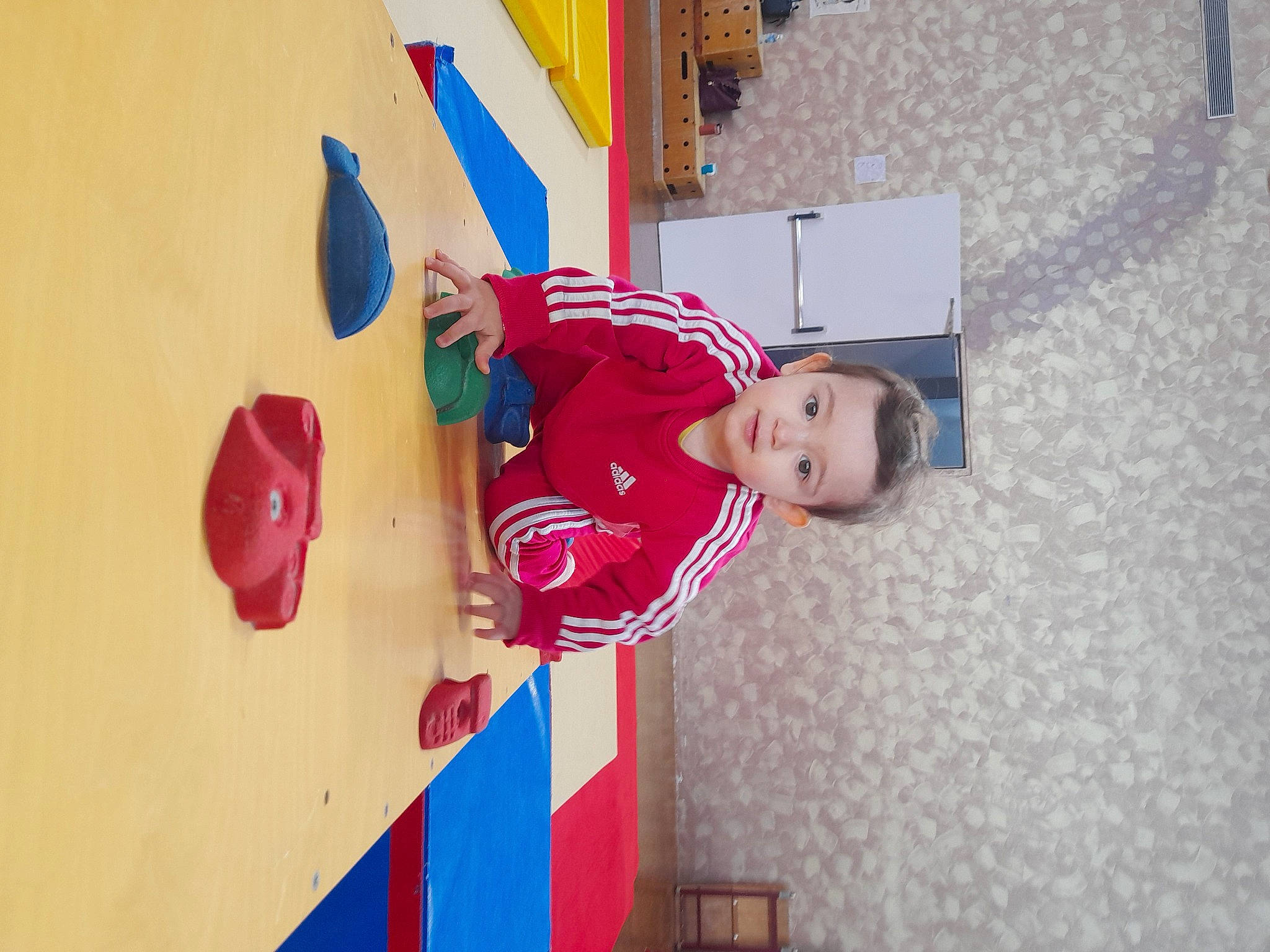 Naima participe au concours pour gagner de l'argent avec cette photo : ball, carmine, child, electric_blue, flooring, fun, happy, hat, leisure, person, play, red, room, toddler, world