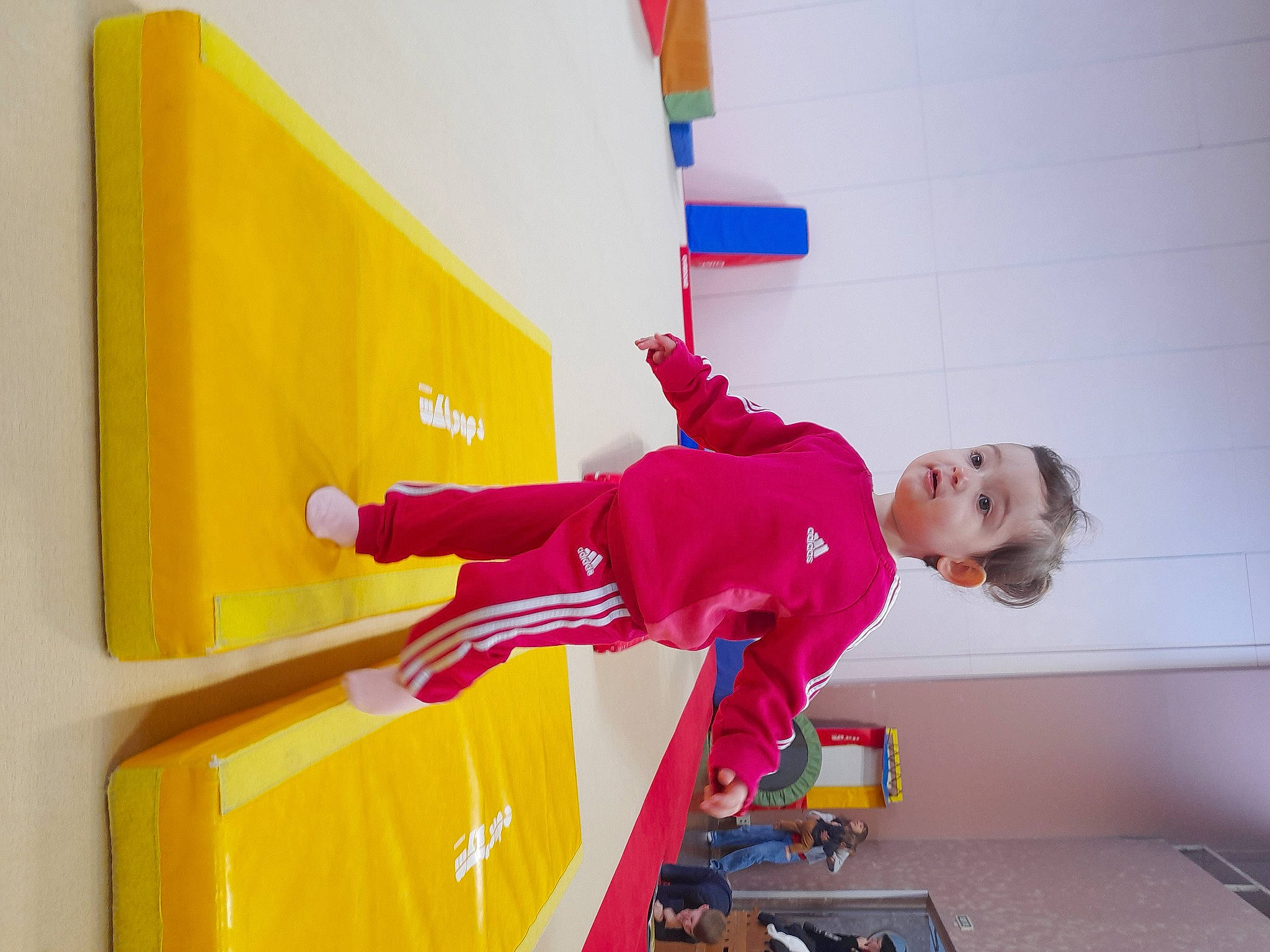 Naima participe au concours pour gagner de l'argent avec cette photo : balance, child, electric_blue, flooring, fun, leisure, magenta, person, play, purple, recreation, room, toddler
